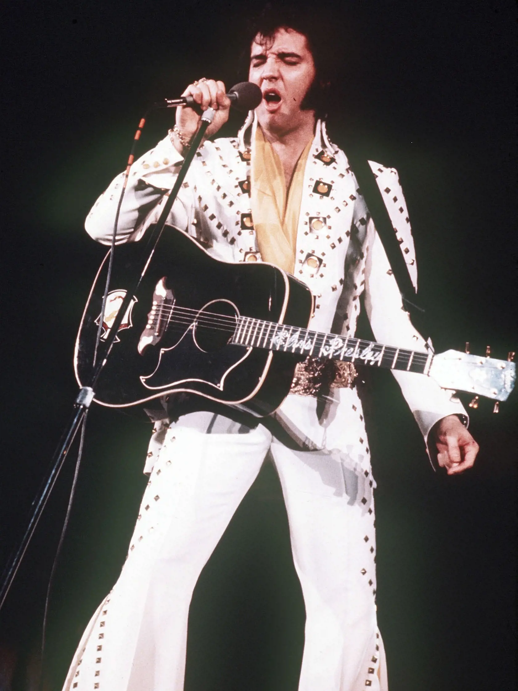 Neopraté a ušpinené spodky: Pod svojimi slávnymi bielymi nohavicami ich mal na koncerte v roku 1977 sám Elvis Presley, ale na aukcii v roku 2012 ich nikto nechcel. Vyvolávacia cena bola 7-tisíc libier (8 800 eur). Za špinavé spodky, hoci od kráľa rokenrolu, zjavne priveľa.