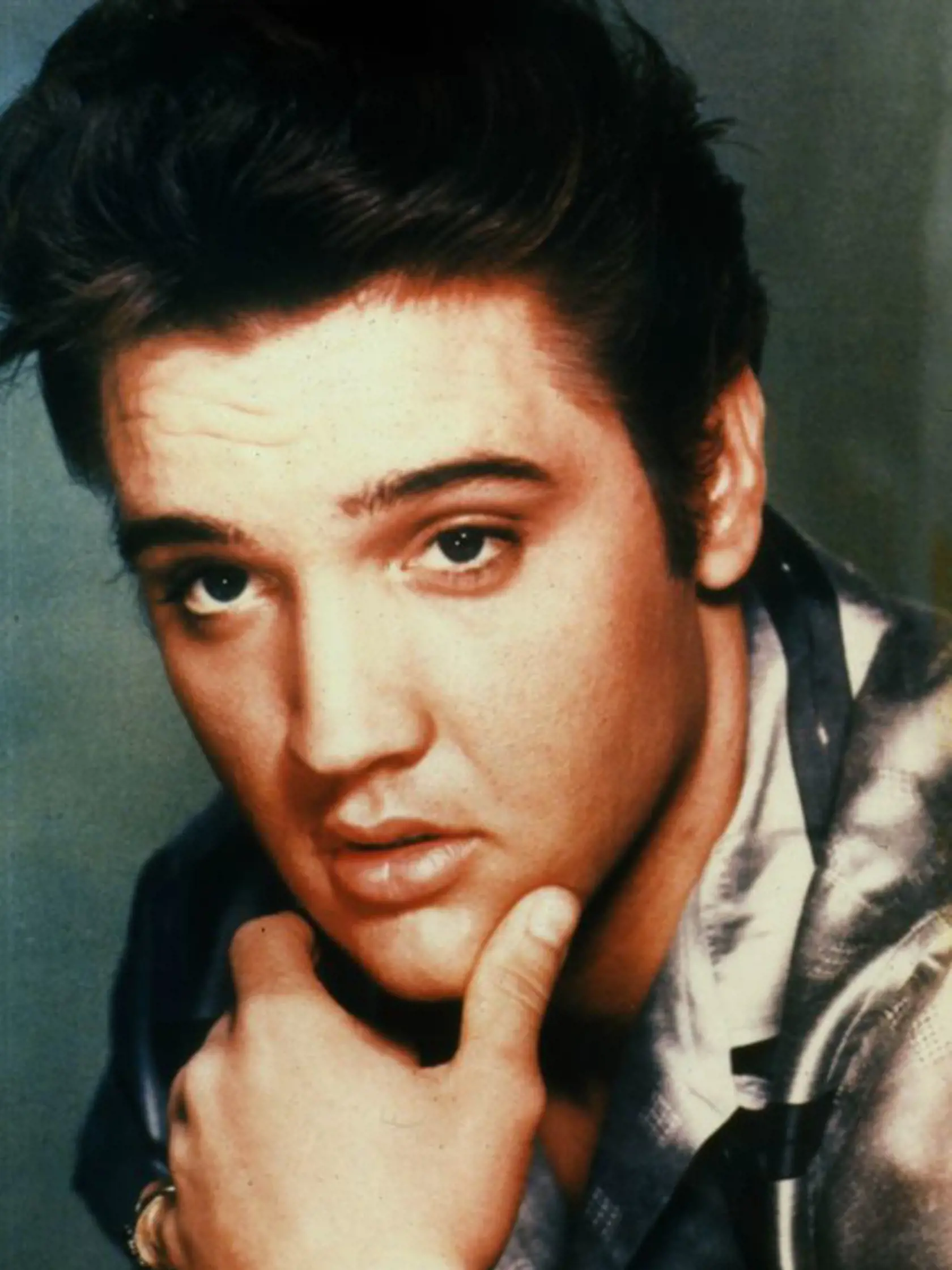 149269 13: Singer Elvis Presley poses for a studio portrait. (Photo by Liaison)