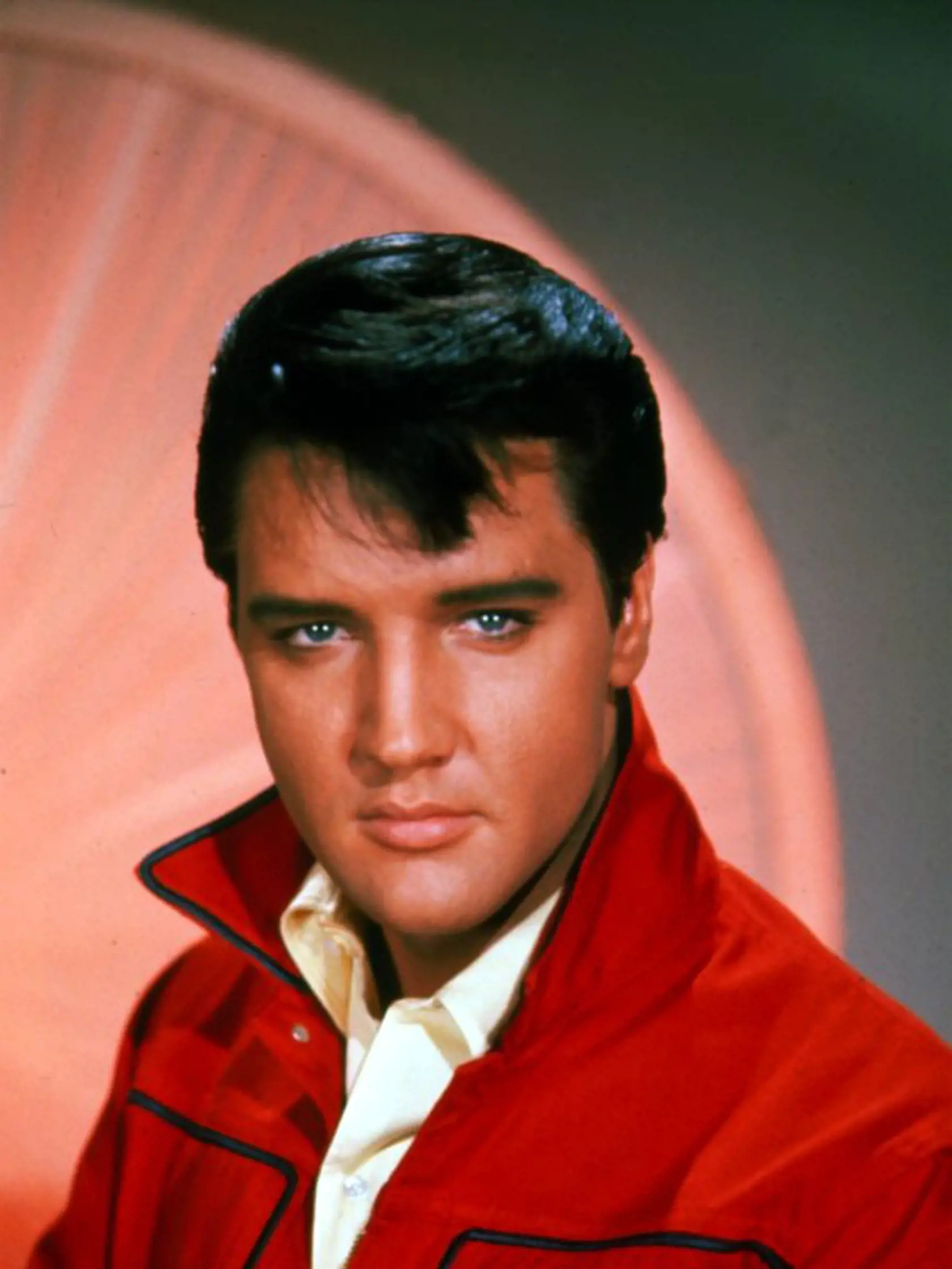 044636 02: Singer Elvis Presley poses for a studio portrait. (Photo by Liaison)