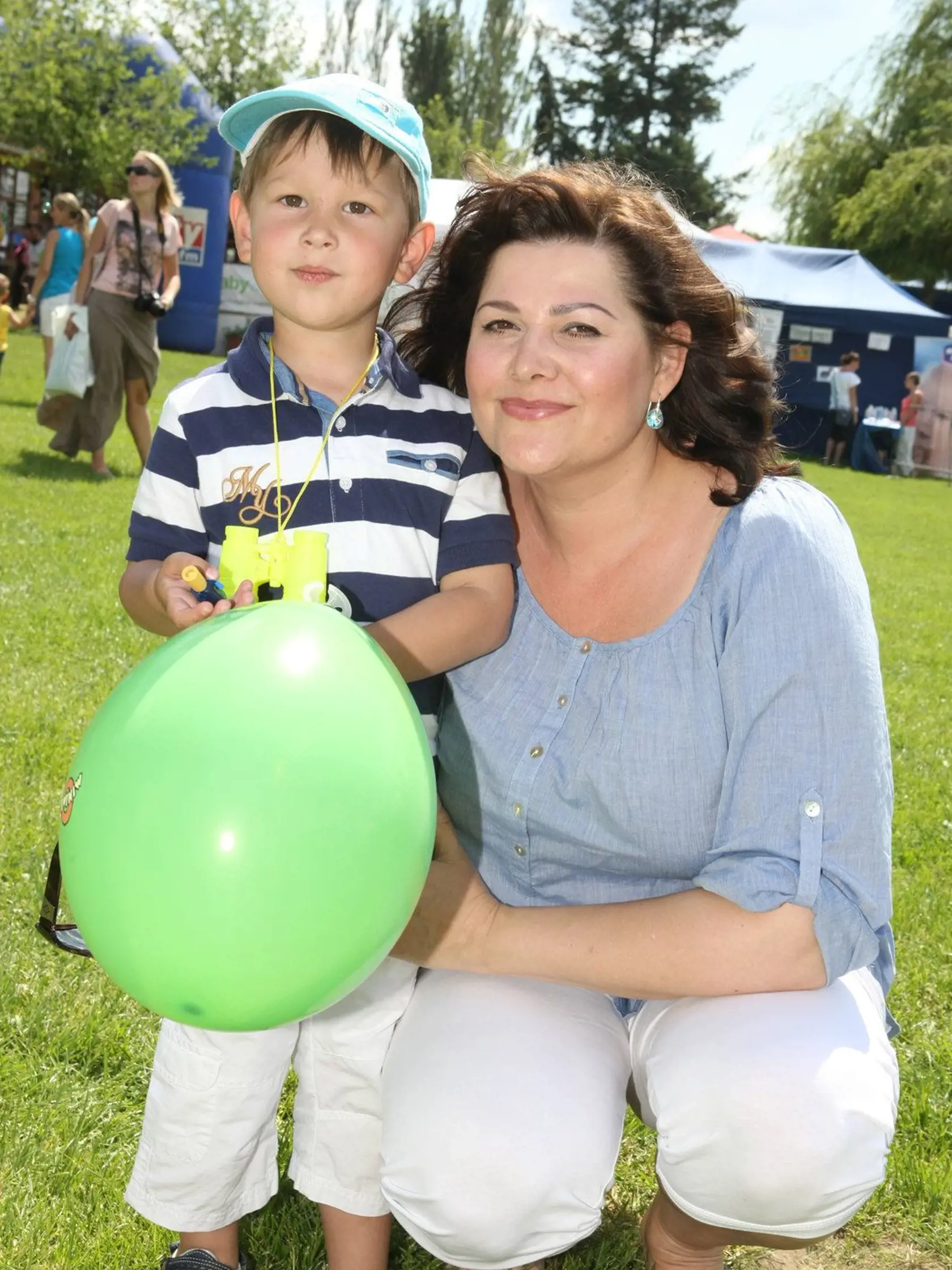 Csáková se synem, který si pyšně nesl balonek