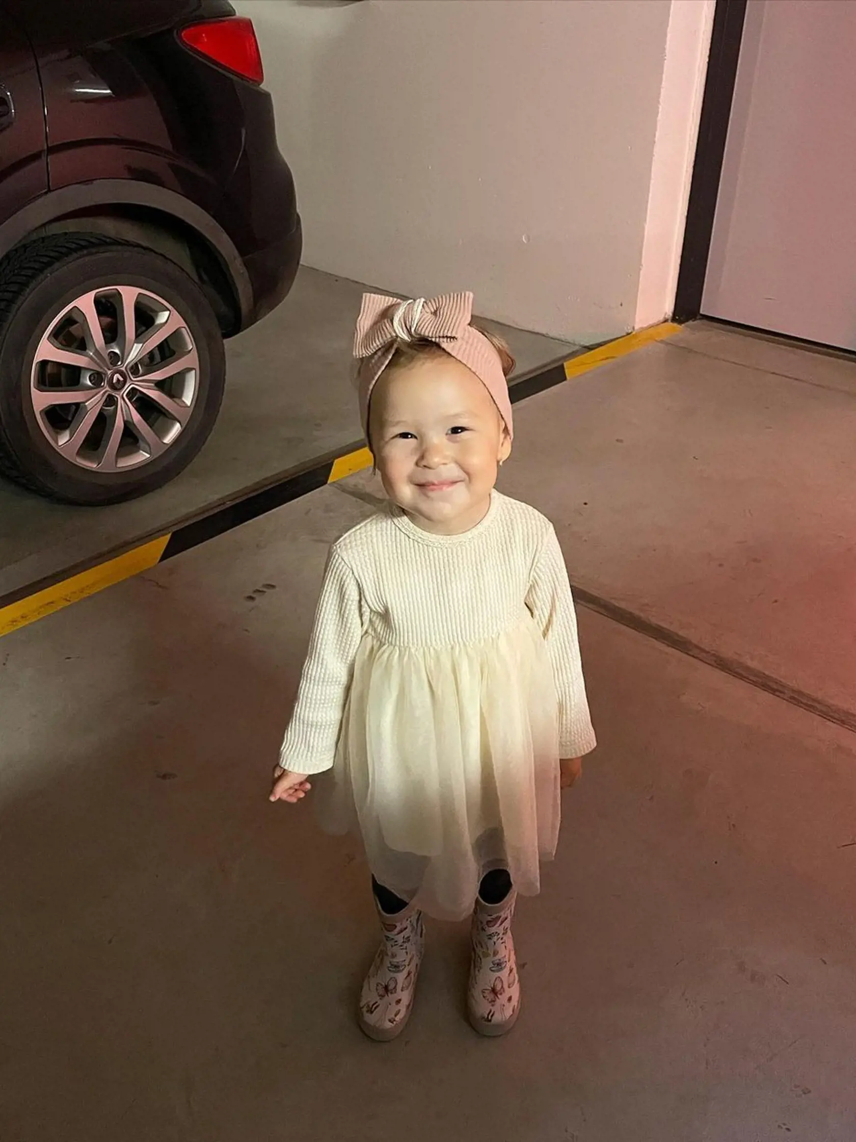 Ruminka rozdáva šťastie a úsmevy všetkým okolo seba. Tieto šatočky jej veľmi pristanú a tá mašľa na hlave nemá chybu.