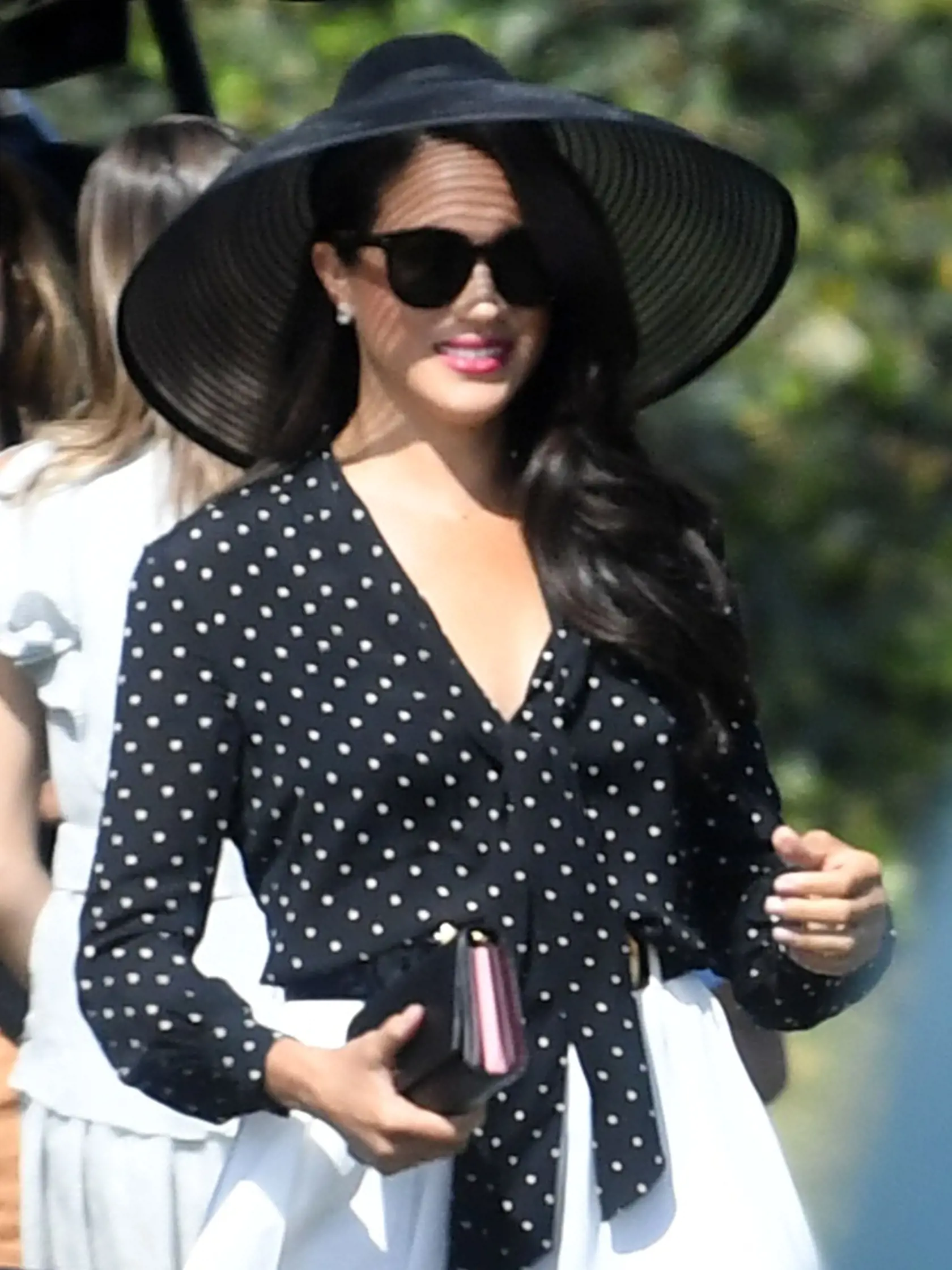Meghan Markle zažiarila v bodkovanej blúzke a bielych šortkách.