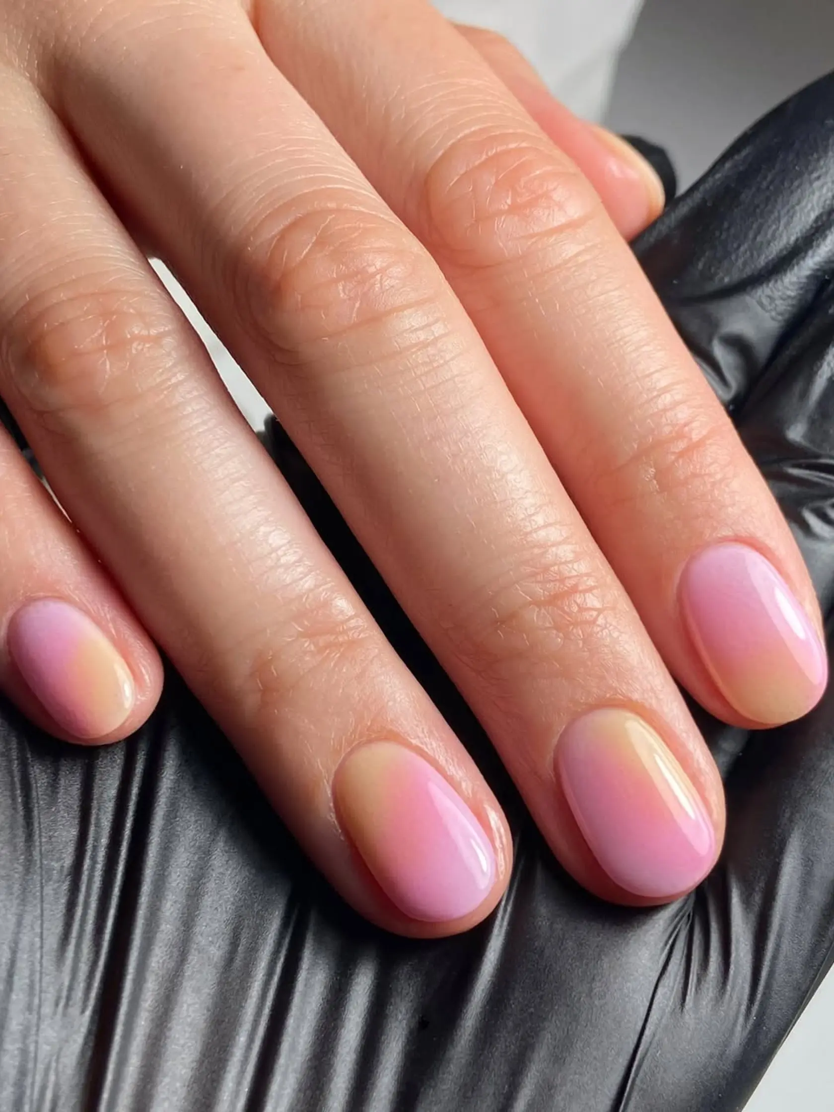 Sunset Ombre manikúra od @monmayernails
