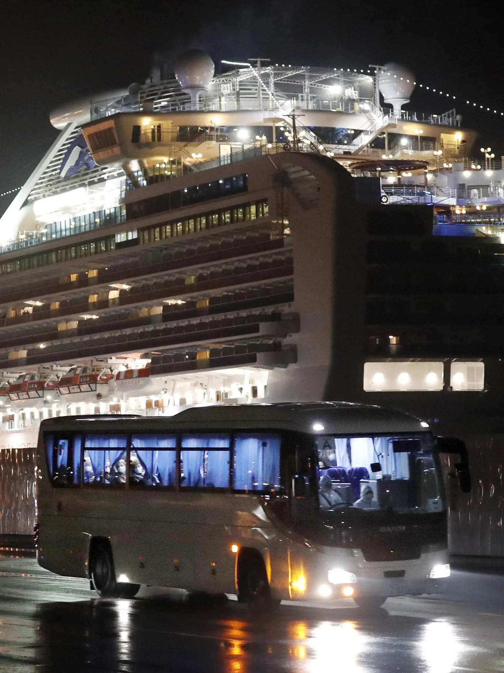 MIK 17 Jokohama - Na snímke autobusy odvážajú pasažierov z lode Diamond Princess (v pozadí) ktorá je od začiatku februára v karanténe v japonskom prístave Jokohama 17. februára 2020. FOTO TASR/AP 
Nákaza novým koronavírusom sa potvrdila u ďalších 99 pasažierov veľkej výletnej lode Diamond Princess (Diamantová princezná)

A bus carrying U.S. passengers who were aboard the quarantined cruise ship the Diamond Princess, background, leaves Yokohama port, near Tokyo, early Monday, Feb. 17, 2020. The c