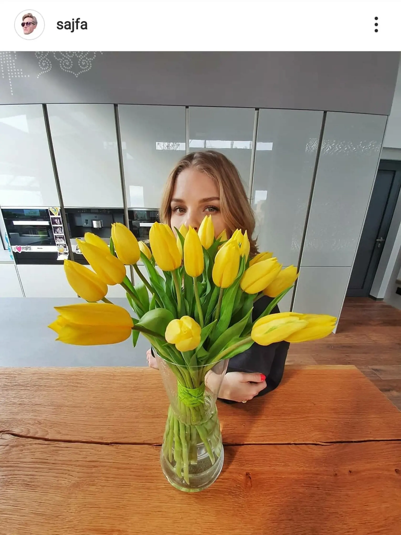 Veronika v štýlovej bielej kuchyni.