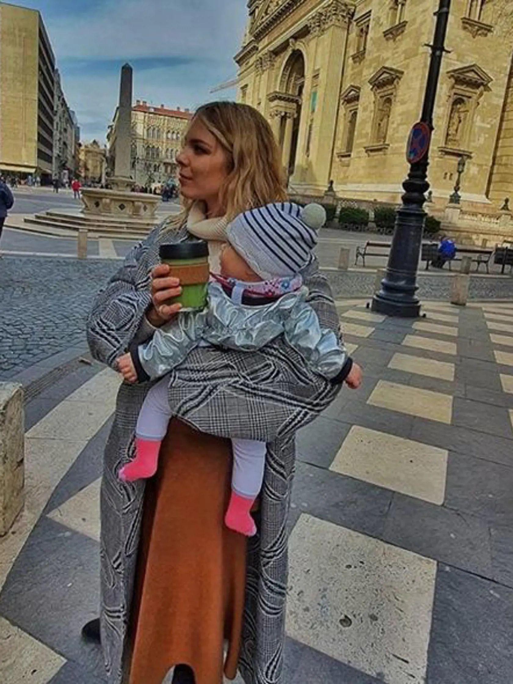 Veronika so Sajfom dcérku Sáru ukazujú iba zozadu alebo zboku.
