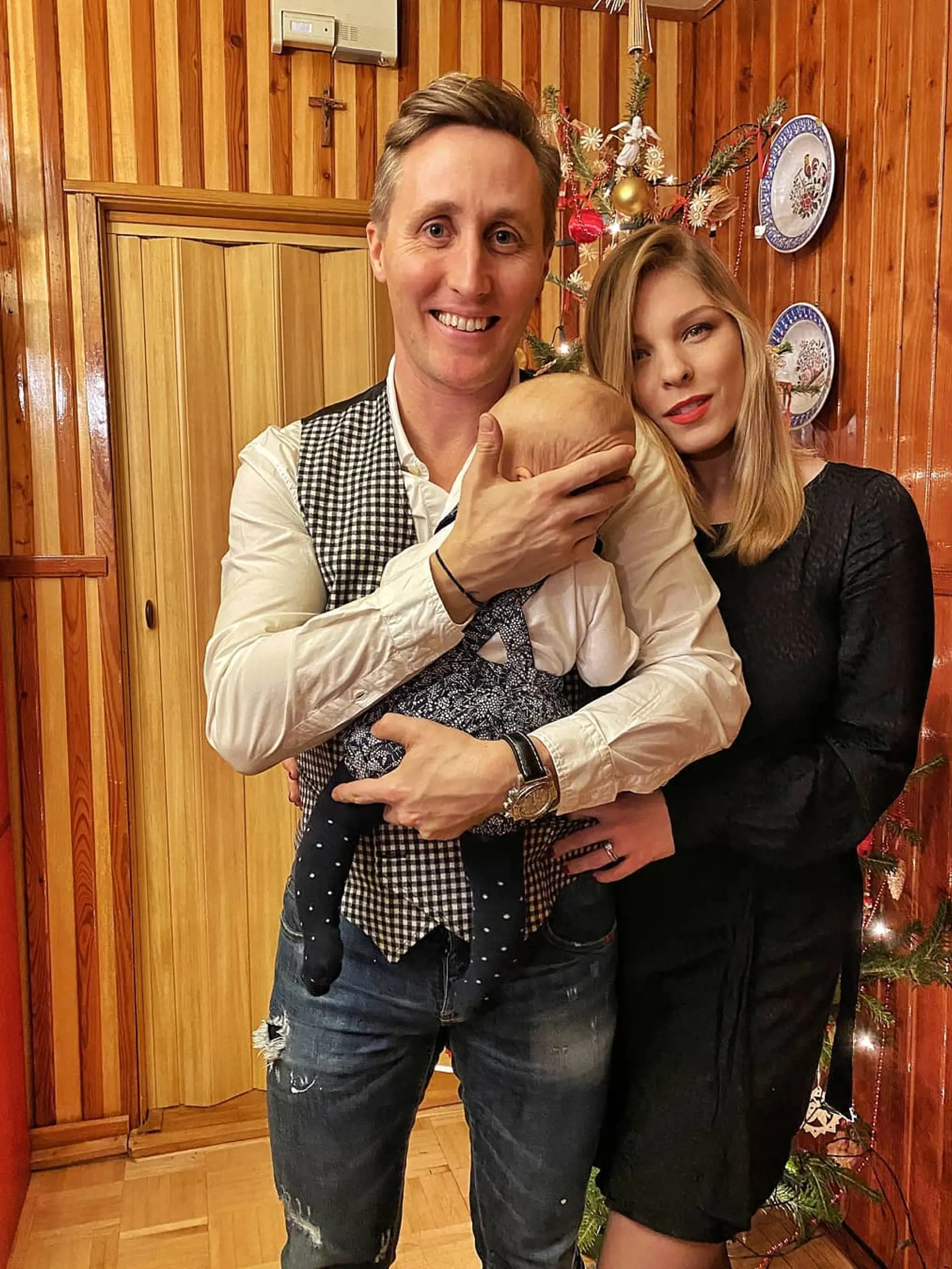 Moderátor Matej „Sajfa“ Cifra (40) s manželkou Veronikou Cifrovou Ostrihoňovou (30) mali tohtoročné sviatky odlišné od tých doterajších, keďže sa im koncom septembra narodila dcérka Sára. Napriek tomu si našli čas aj pre seba a podarilo sa im vybehnúť zalyžovať si na Chopok.