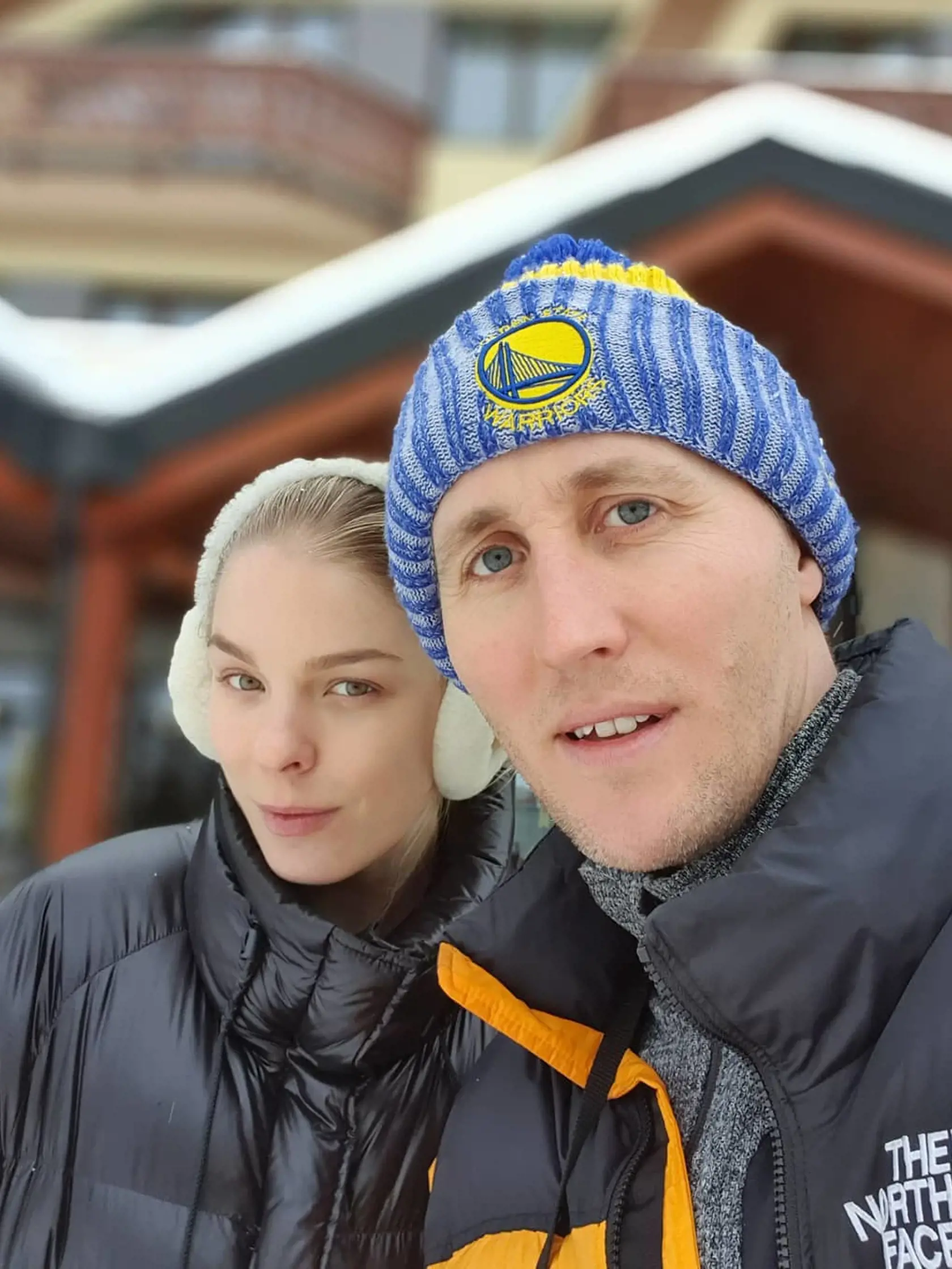 Moderátor Matej „Sajfa“ Cifra (40) s manželkou Veronikou Cifrovou Ostrihoňovou (30) mali tohtoročné sviatky odlišné od tých doterajších, keďže sa im koncom septembra narodila dcérka Sára. Napriek tomu si našli čas aj pre seba a podarilo sa im vybehnúť zalyžovať si na Chopok.