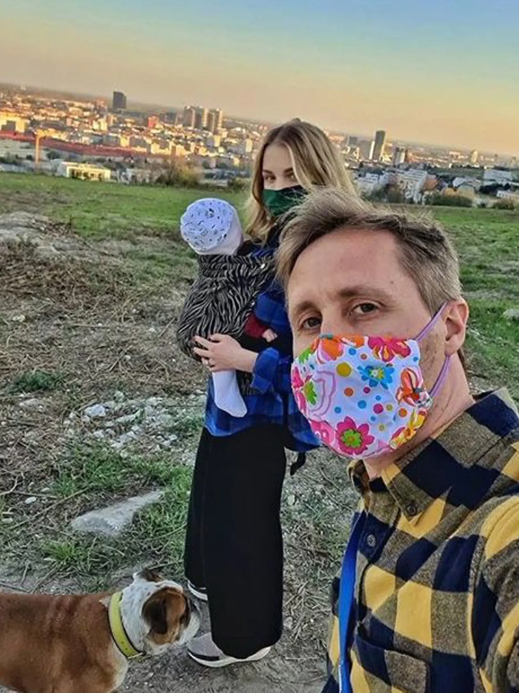 Veronika so Sajfom dcérku Sáru ukazujú iba zozadu alebo zboku.