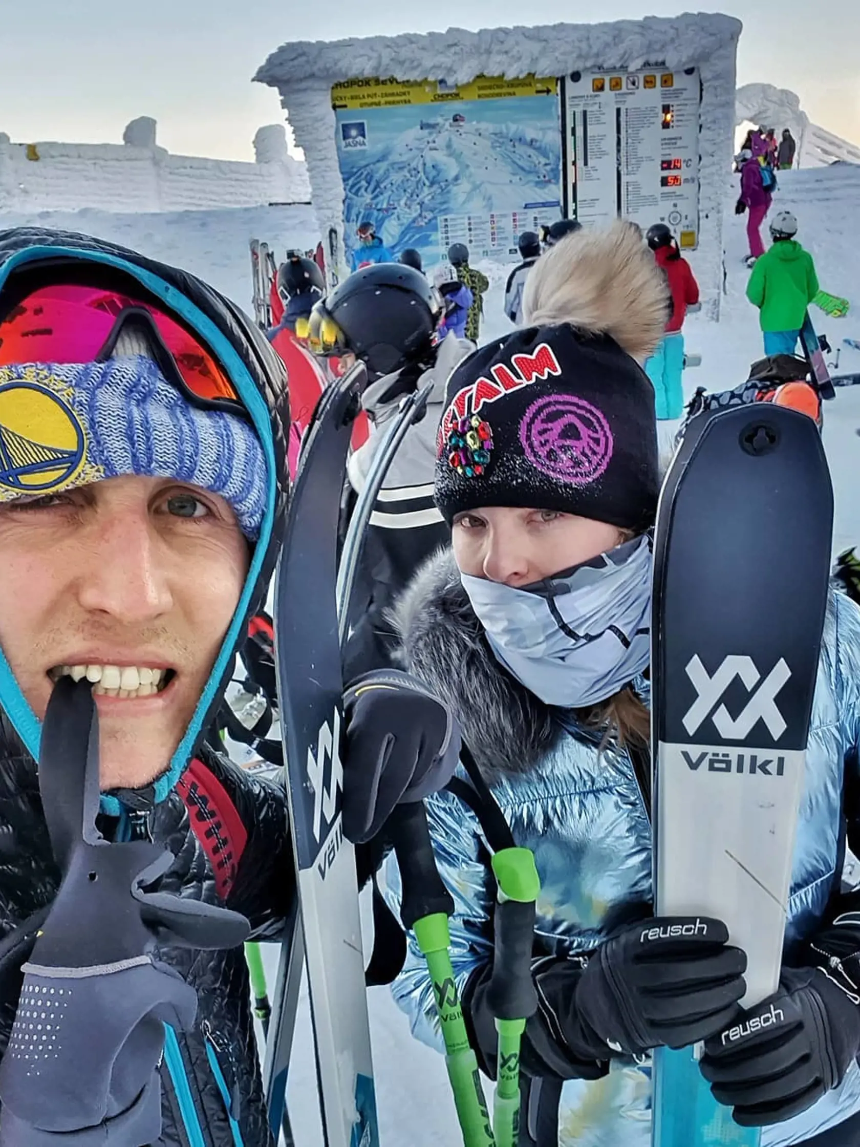 Moderátor Matej „Sajfa“ Cifra (40) s manželkou Veronikou Cifrovou Ostrihoňovou (30) mali tohtoročné sviatky odlišné od tých doterajších, keďže sa im koncom septembra narodila dcérka Sára. Napriek tomu si našli čas aj pre seba a podarilo sa im vybehnúť zalyžovať si na Chopok.