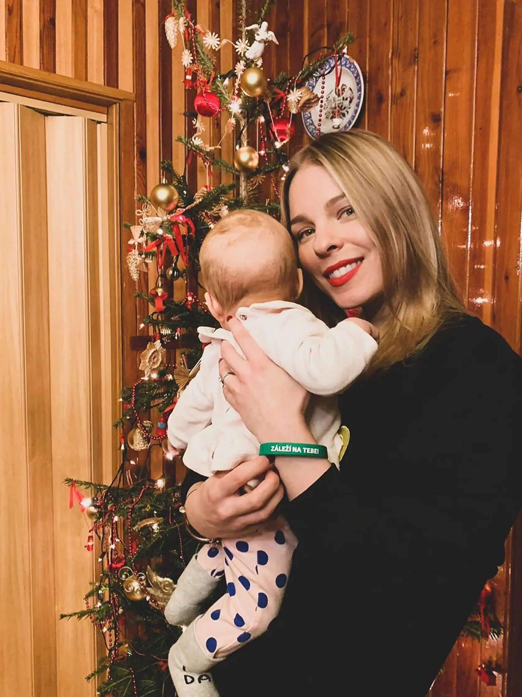 Moderátor Matej „Sajfa“ Cifra (40) s manželkou Veronikou Cifrovou Ostrihoňovou (30) mali tohtoročné sviatky odlišné od tých doterajších, keďže sa im koncom septembra narodila dcérka Sára. Napriek tomu si našli čas aj pre seba a podarilo sa im vybehnúť zalyžovať si na Chopok.