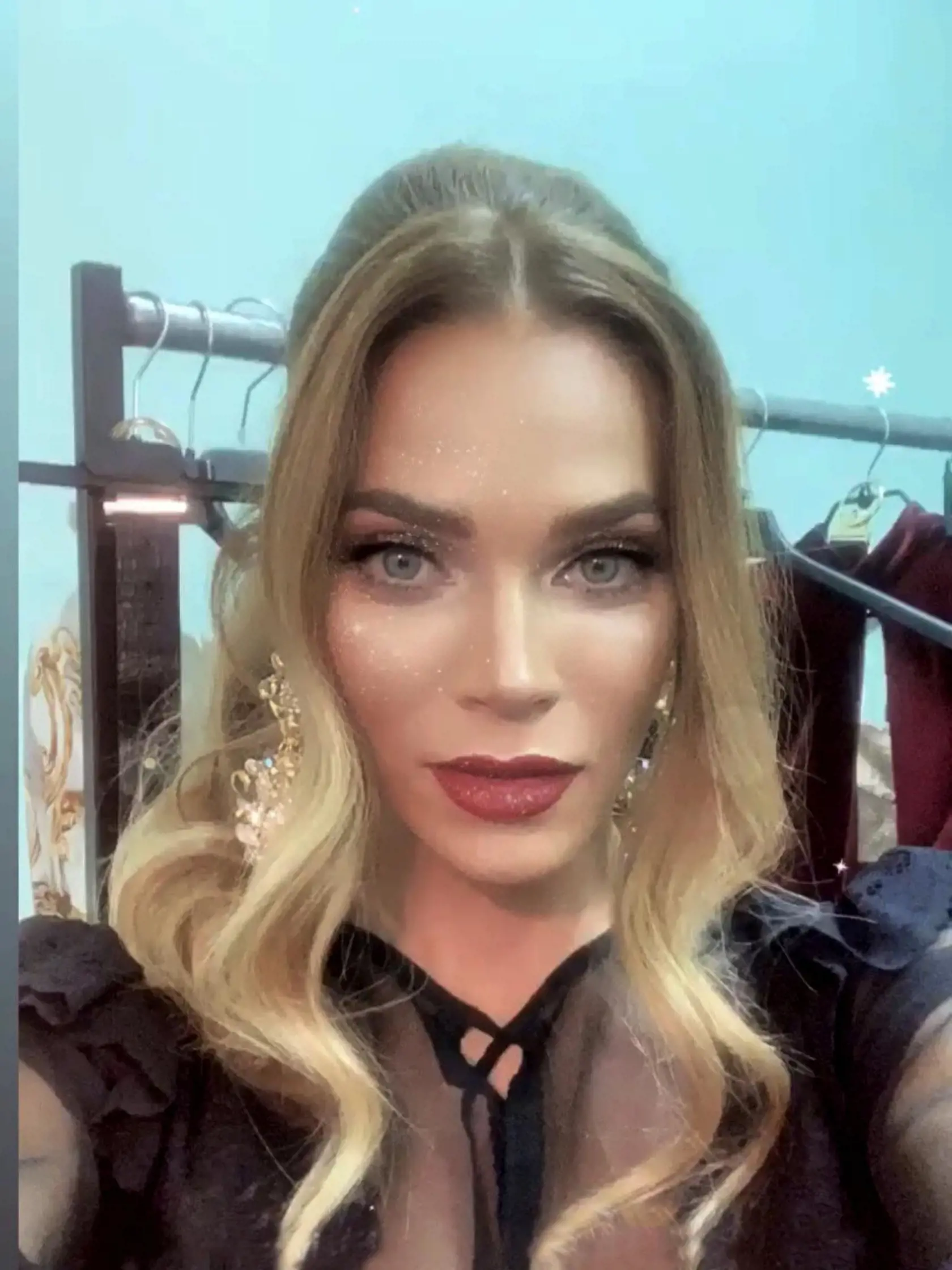 INŠPIRÁCIA Slovenské ženy sa vraj rady umelo dotvárajú kontúrami tváre modelky Kim Kardashianovej. Bez filtra sa nezaobíde ani Andrea Verešová, na snímke.