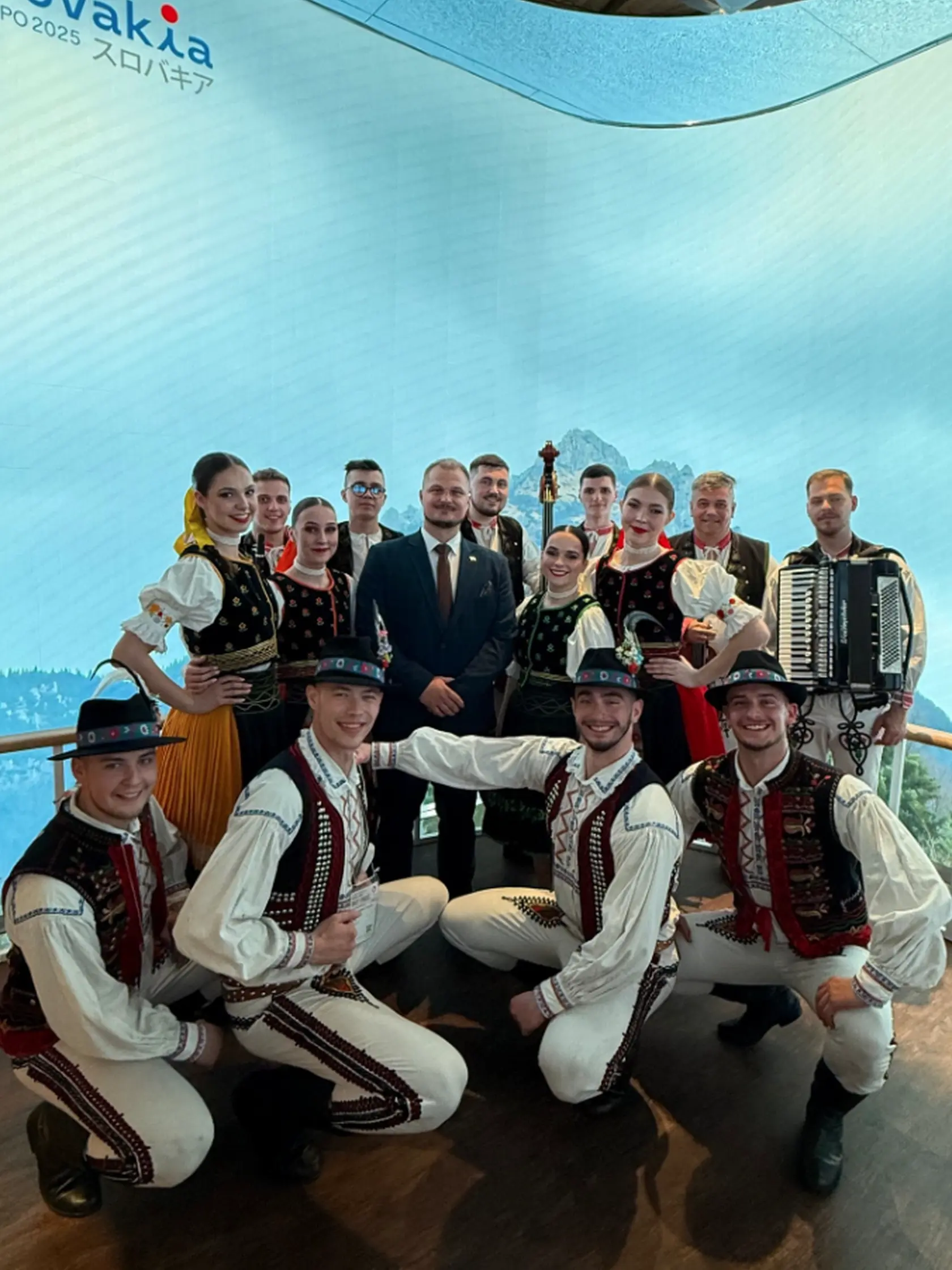 Slovenská expozícia v Osake slávnostne otvorila svoje brány. Očakáva sa, že Svetovú výstavu navštívi celkovo viac ako 28 miliónov ľudí. O reprezentáciu Slovenska v ďalekom Japonsku sa postaral Martin Krnáč, štátny tajomník rezortu cestovného ruchu a športu, Mário Maruška, štátny tajomník ministerstva kultúry, Michaela Kovačičová, generálna komisárka účasti SR na Svetovej výstave EXPO 2025 Osaka a Ivan Surkoš, veľvyslanec SR v Japonsku.