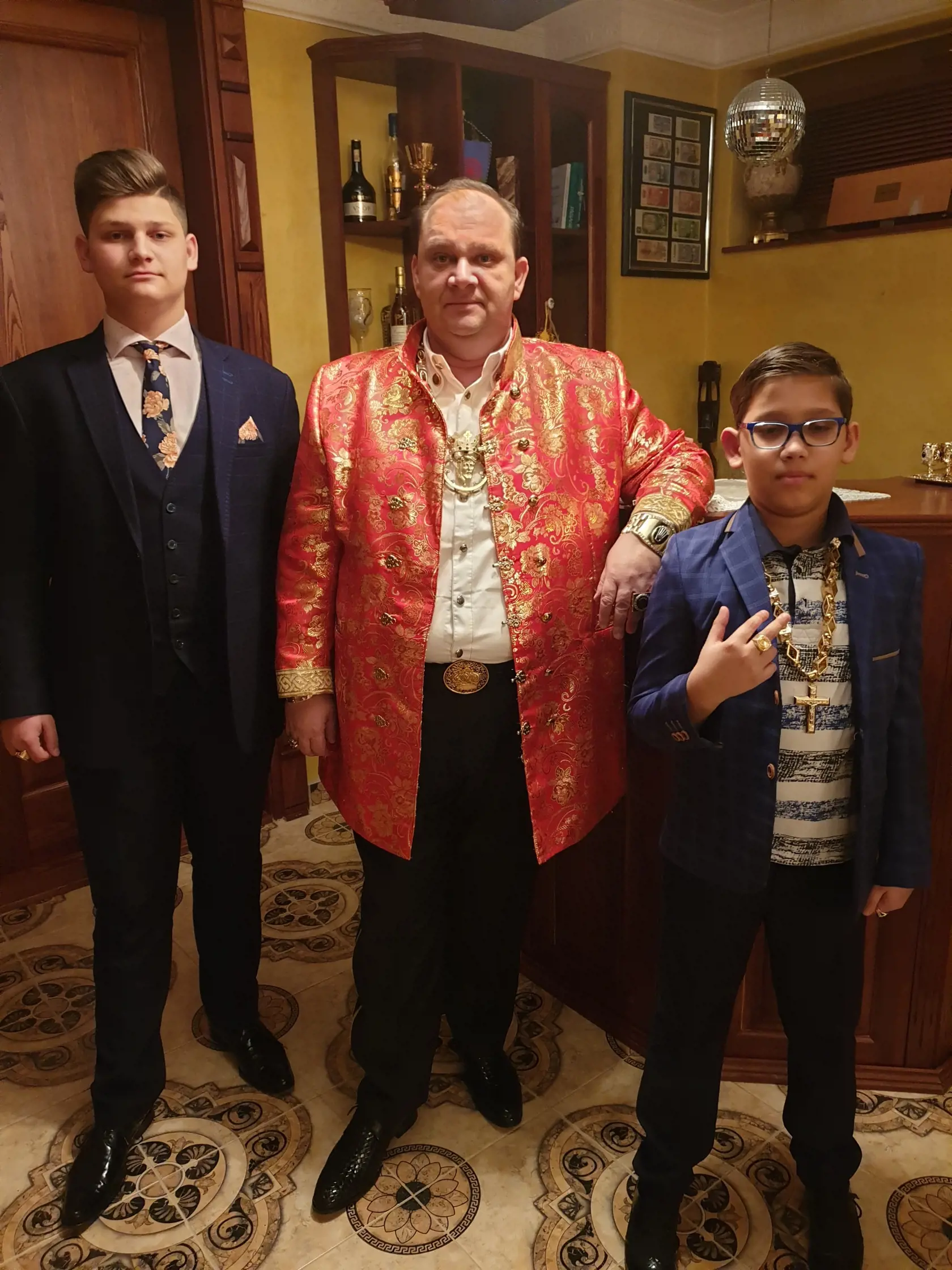 Róbert I. so synmi starším Princom (15) a mladším Titom (11).