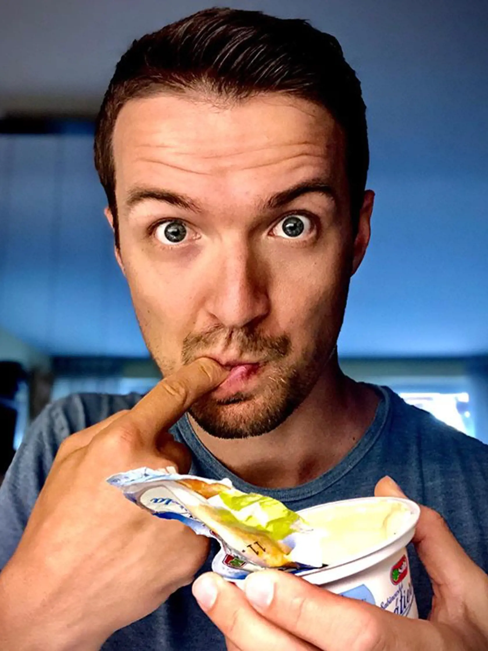 Viktor Vincze vylíže jogurt do posledného sústa a tvrdí, že pred recykláciou sa nádobky nemajú umývať. ušetríte tak vodu...