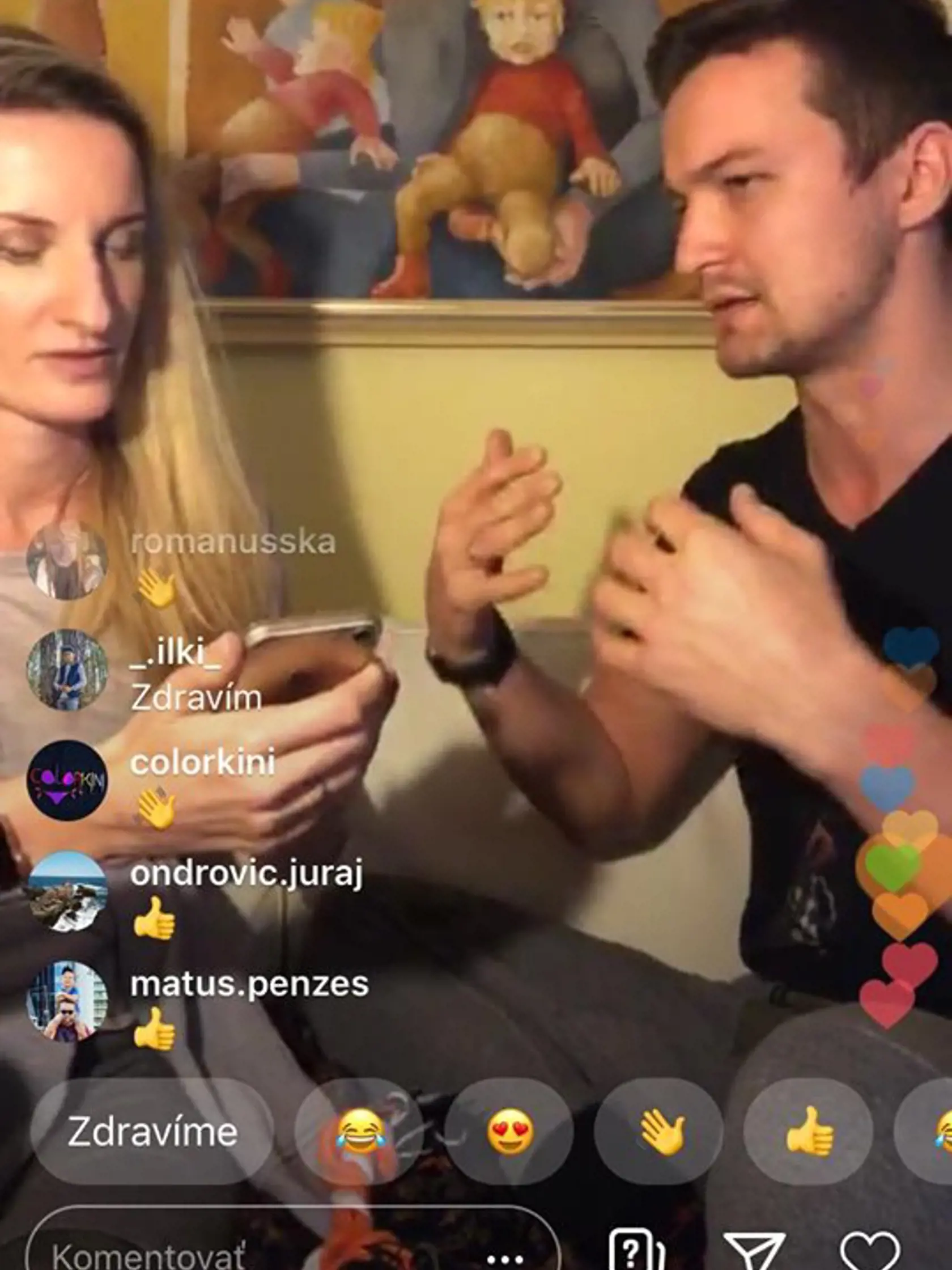 Adela Vinczeová má doma v obývačke vzácny poklad. Obraz, ktorý jej namaľovala mama a ktorý zobrazuje ju, keď bola malá.