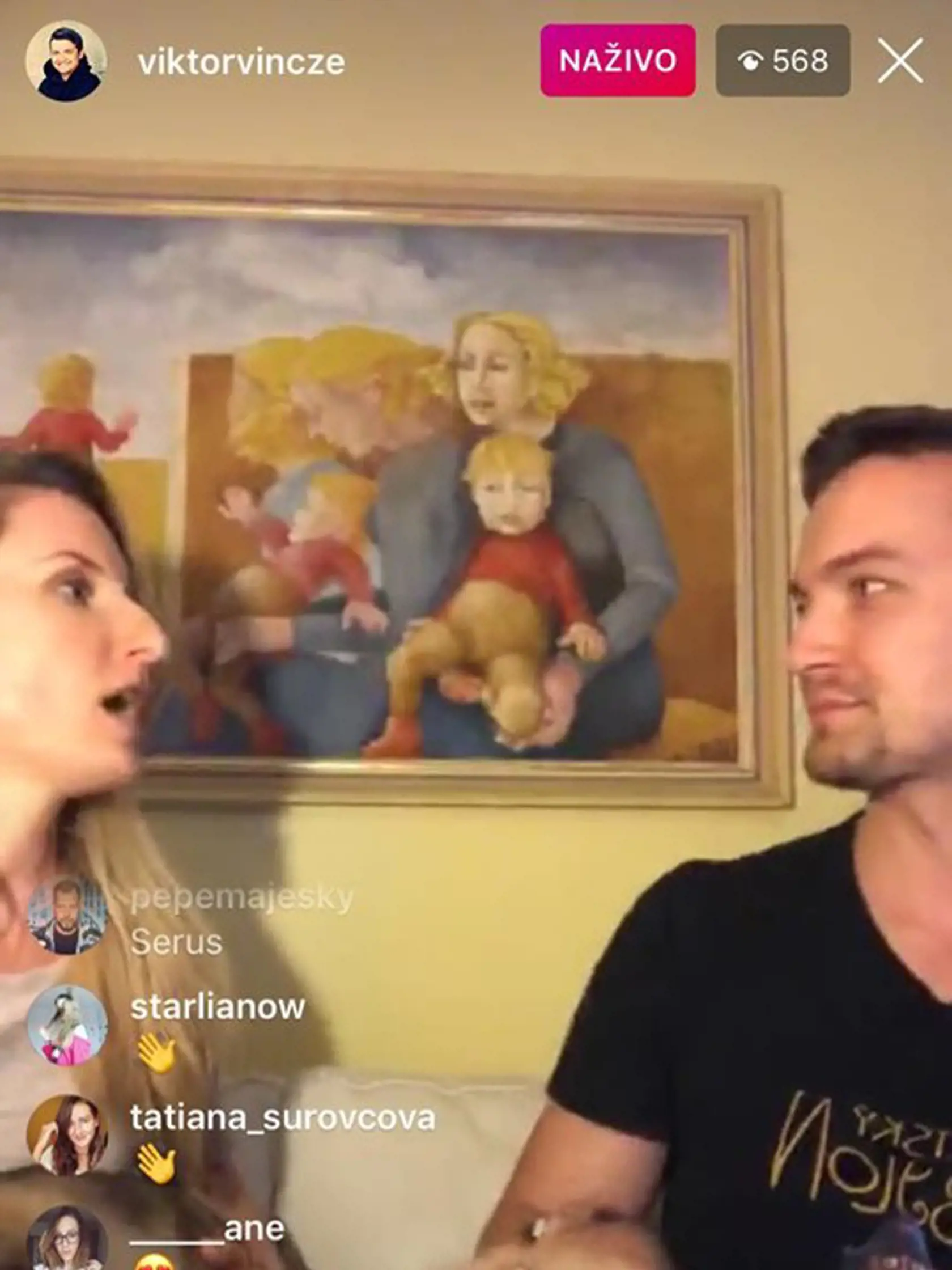 Adela Vinczeová má doma v obývačke vzácny poklad. Obraz, ktorý jej namaľovala mama a ktorý zobrazuje ju, keď bola malá.