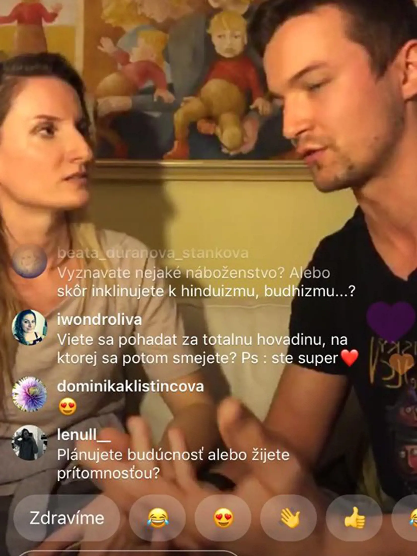 Adela Vinczeová má doma v obývačke vzácny poklad. Obraz, ktorý jej namaľovala mama a ktorý zobrazuje ju, keď bola malá.
