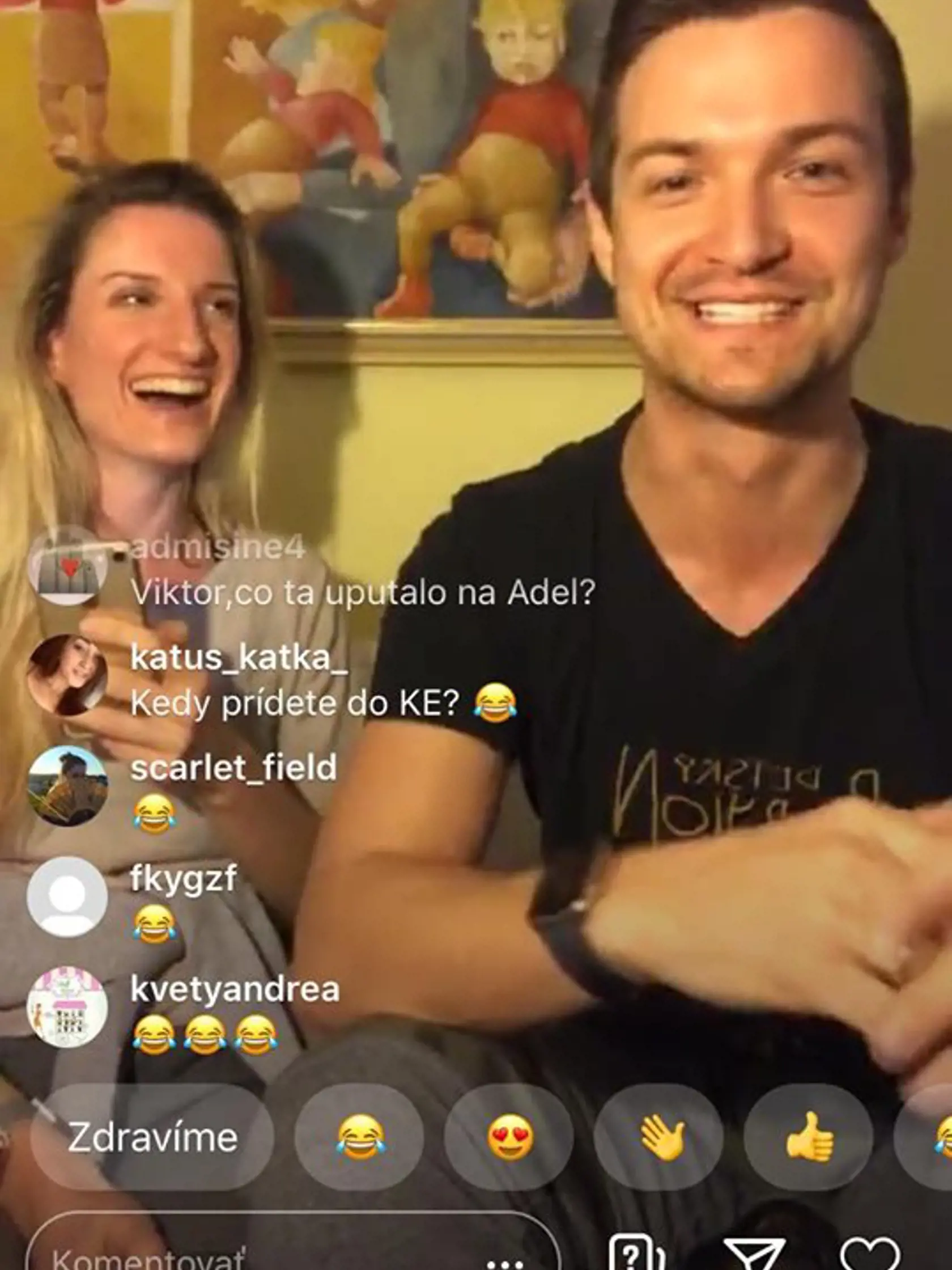 Adela Vinczeová má doma v obývačke vzácny poklad. Obraz, ktorý jej namaľovala mama a ktorý zobrazuje ju, keď bola malá.