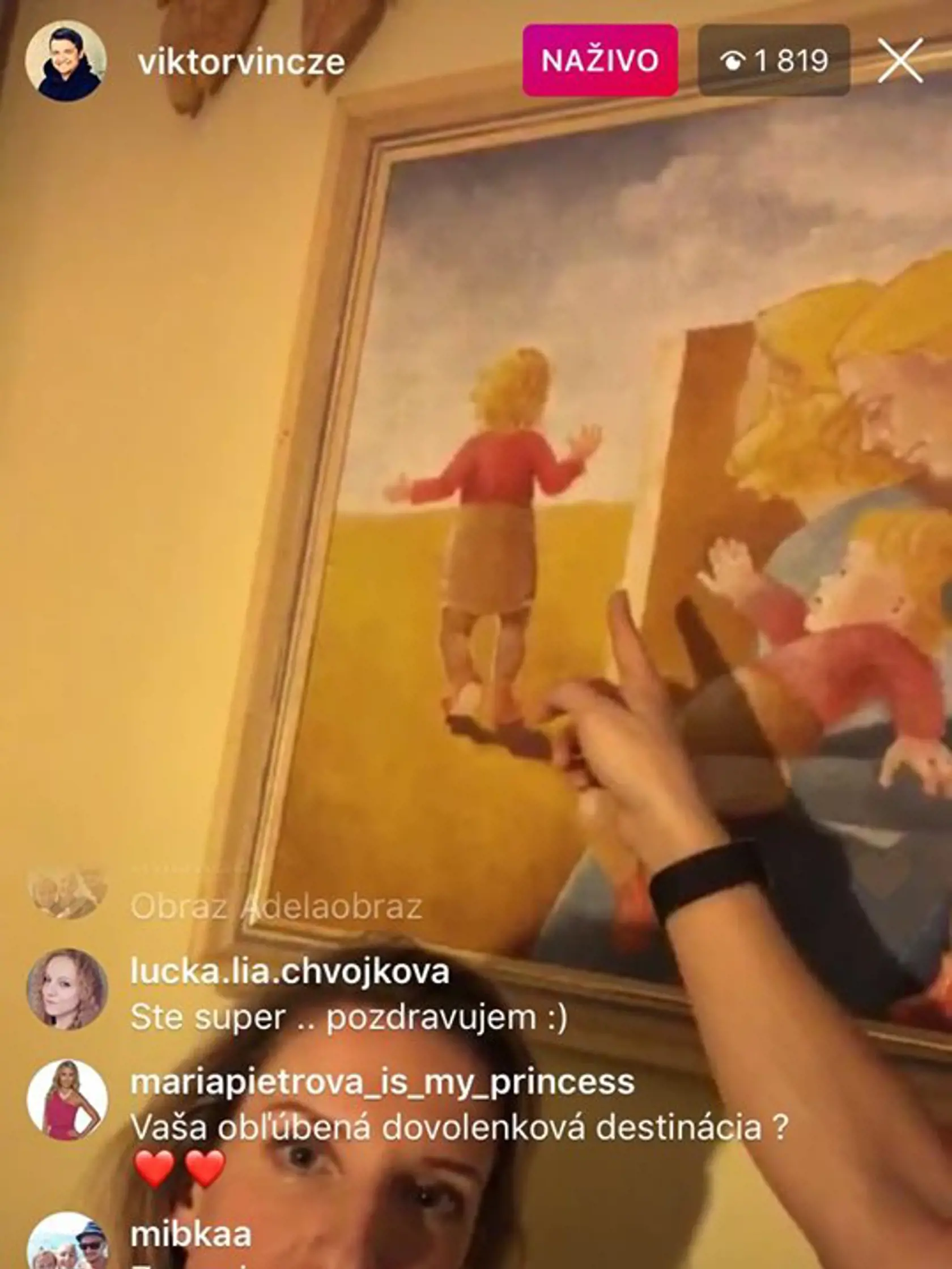 Adela Vinczeová má doma v obývačke vzácny poklad. Obraz, ktorý jej namaľovala mama a ktorý zobrazuje ju, keď bola malá.