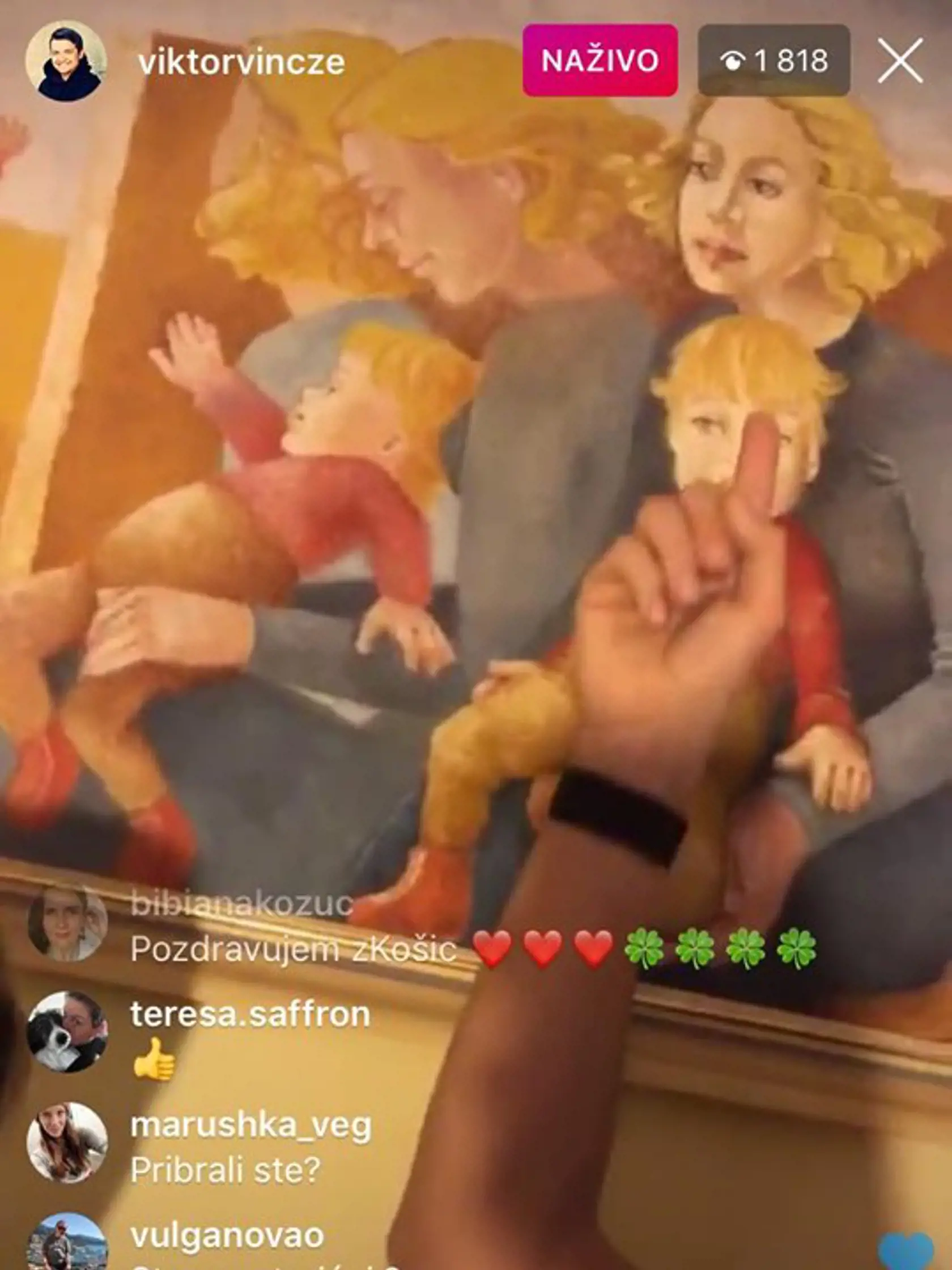 Adela Vinczeová má doma v obývačke vzácny poklad. Obraz, ktorý jej namaľovala mama a ktorý zobrazuje ju, keď bola malá.