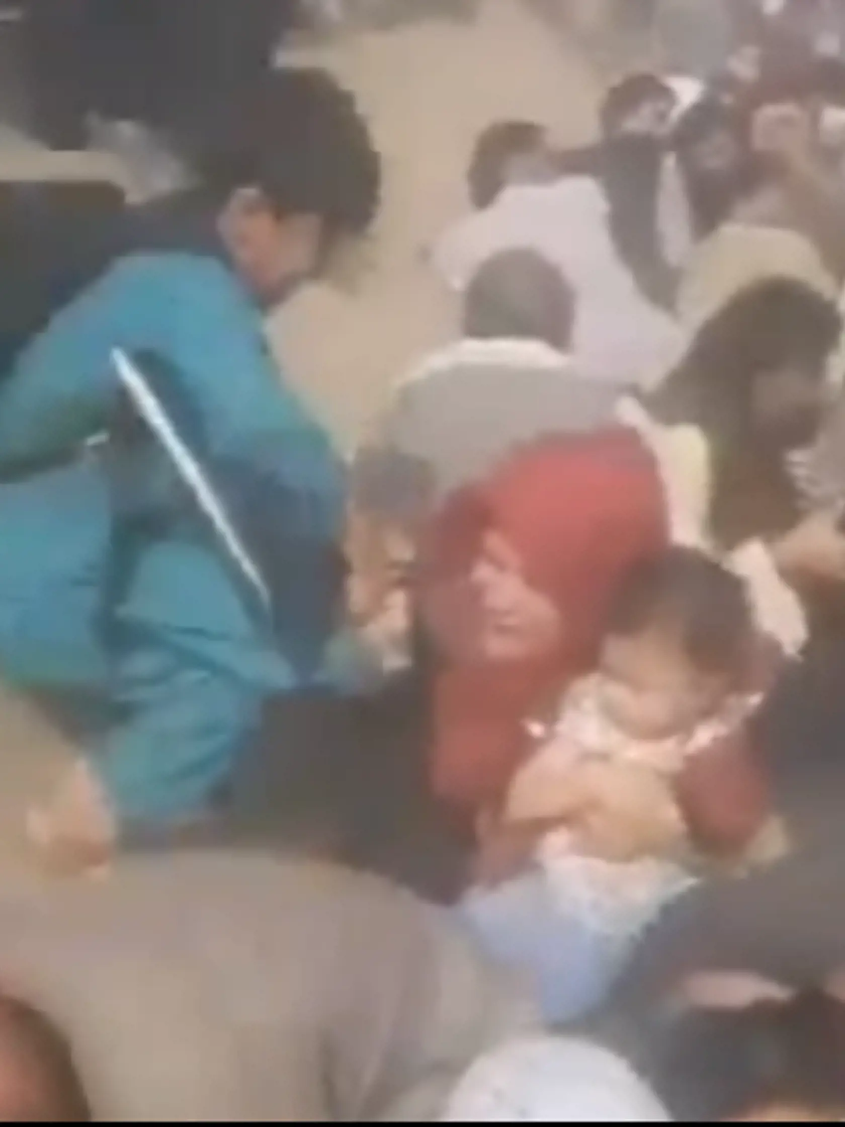 Matky sa snažia ochrániť svoje deti pred Talibanom.