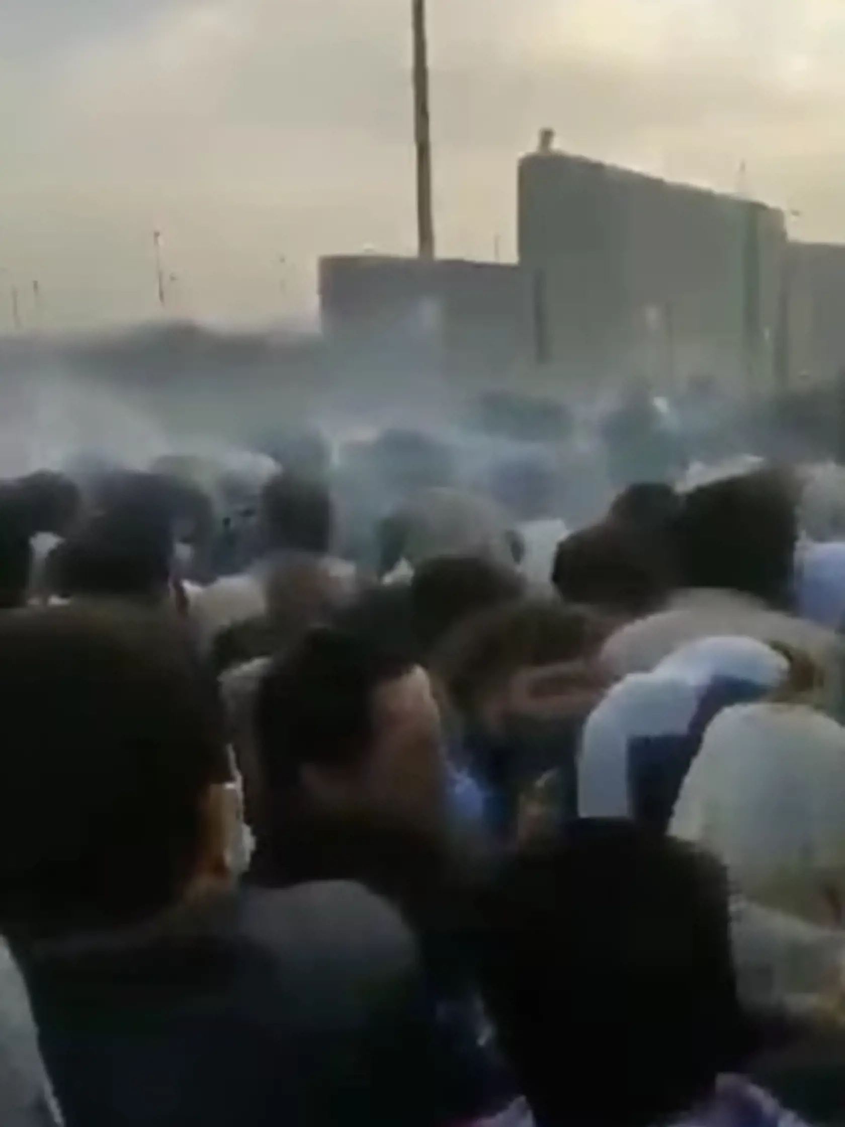 Na letisku v Kábule vznikla po streľbe Talibanu tlačenica. Ľudia sa snažili ujsť, dav takmer ušliapal matku s dcérou.