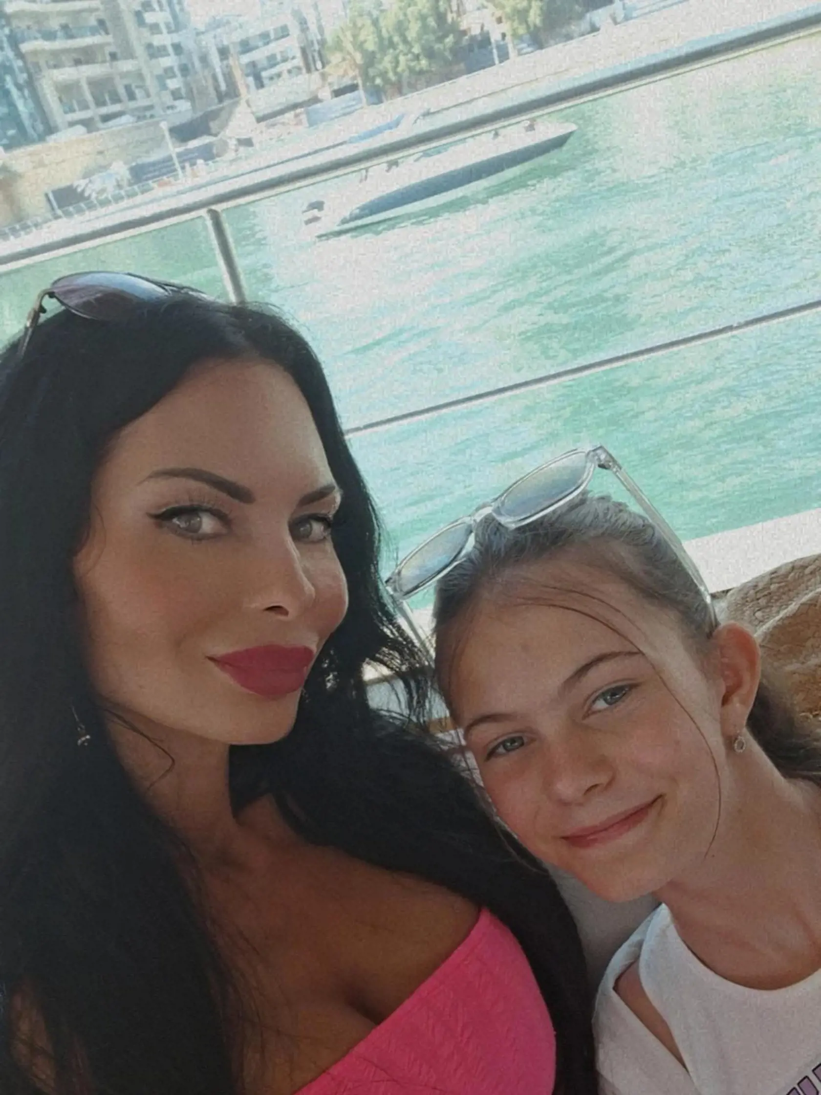 Sexi mamina Mirka Jakubisová sa pochválila fotkami z exotického Dubaja, kde odletela spolu so synom Markusom (3), dvomi dcérami z predchádzajúceho vzťahu, a spoločnosť im robil aj predseda parlamentu Kollár.