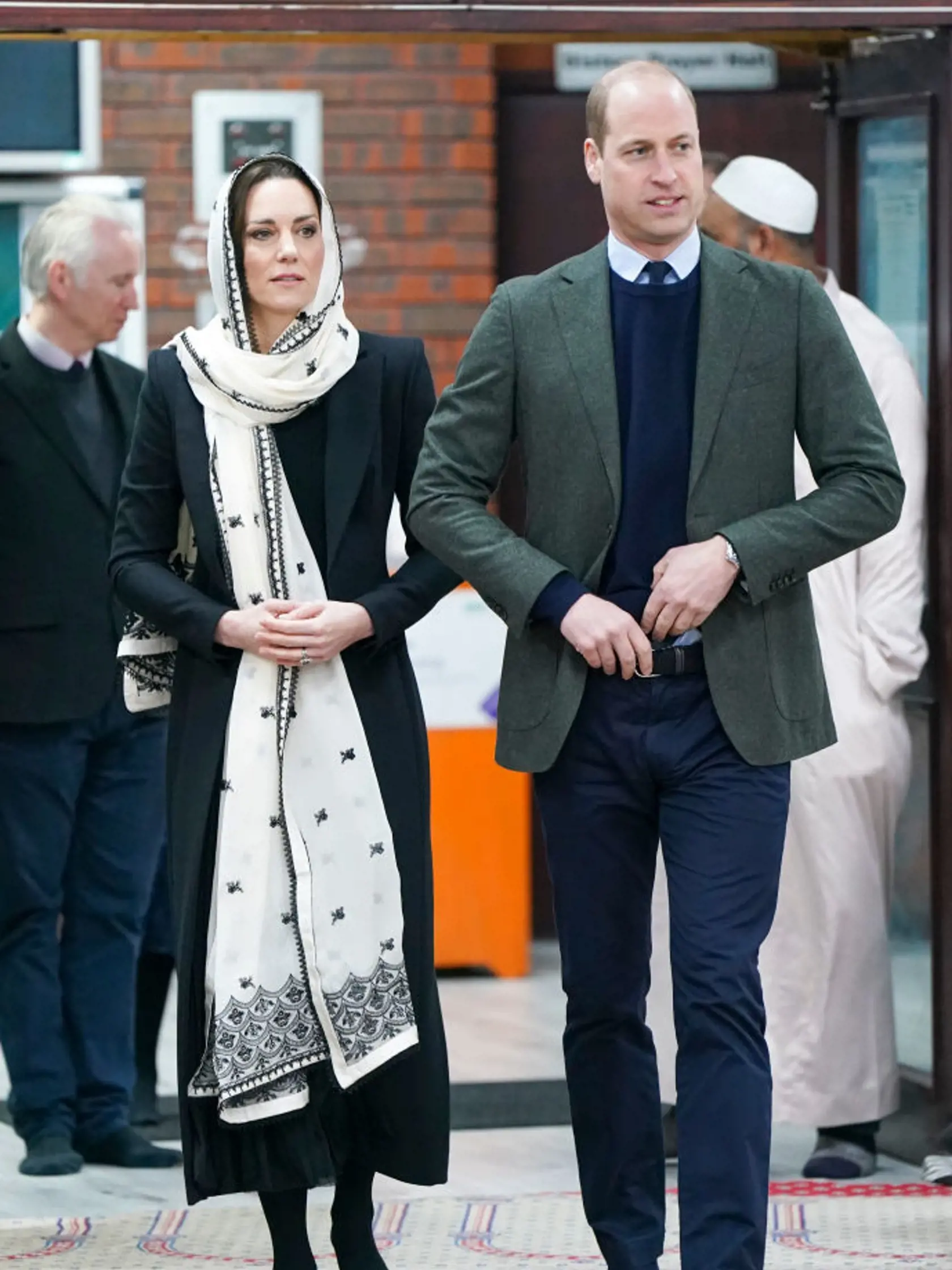Kuloárne chýry o tom, že by mal princ William vojvodkyňu Kate podvádzať, nie sú podložené v podstate ničím. Krásna Kate Middleton sa nedávno objavila - či už sama alebo po boku manžela - na viacerých verejných akciách. Navštívila napríklad členov tzv. írskej gardy, pešej gardy britskej armády, alebo moslimské centrum v meste Hayes.