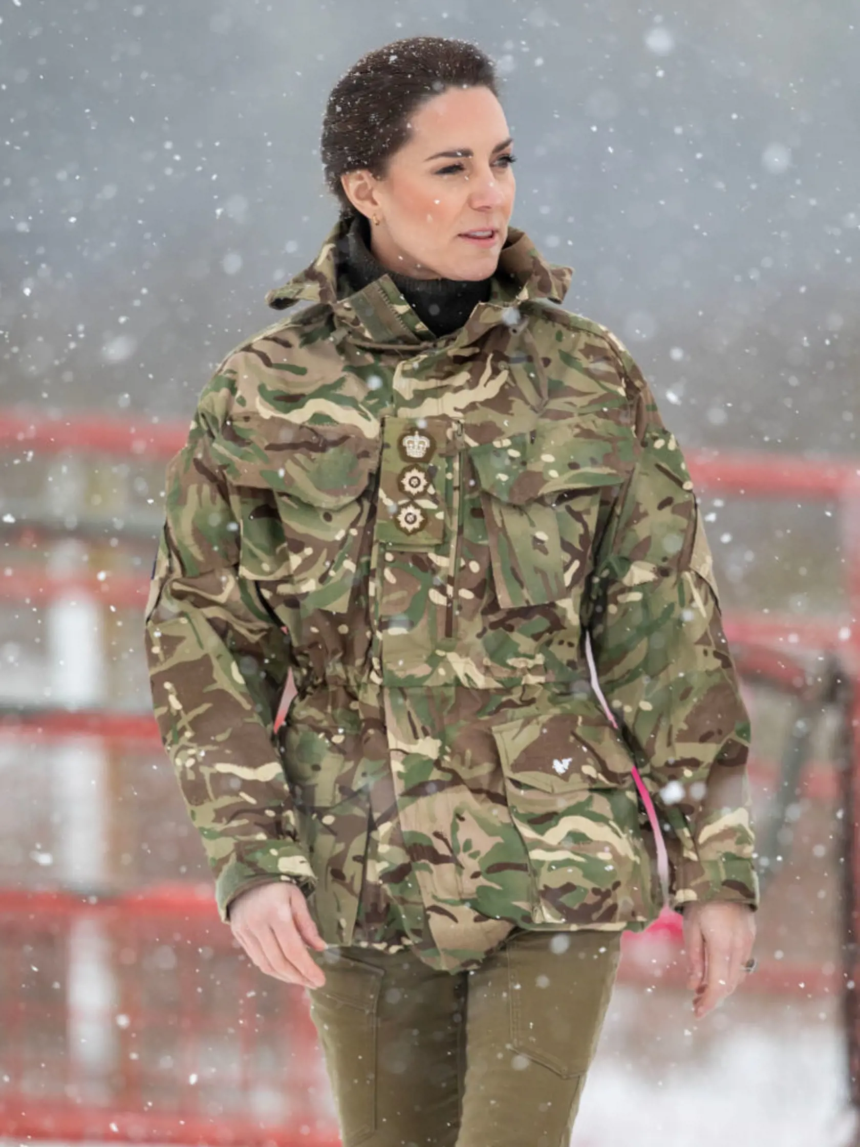 Kuloárne chýry o tom, že by mal princ William vojvodkyňu Kate podvádzať, nie sú podložené v podstate ničím. Krásna Kate Middleton sa nedávno objavila - či už sama alebo po boku manžela - na viacerých verejných akciách. Navštívila napríklad členov tzv. írskej gardy, pešej gardy britskej armády, alebo moslimské centrum v meste Hayes.