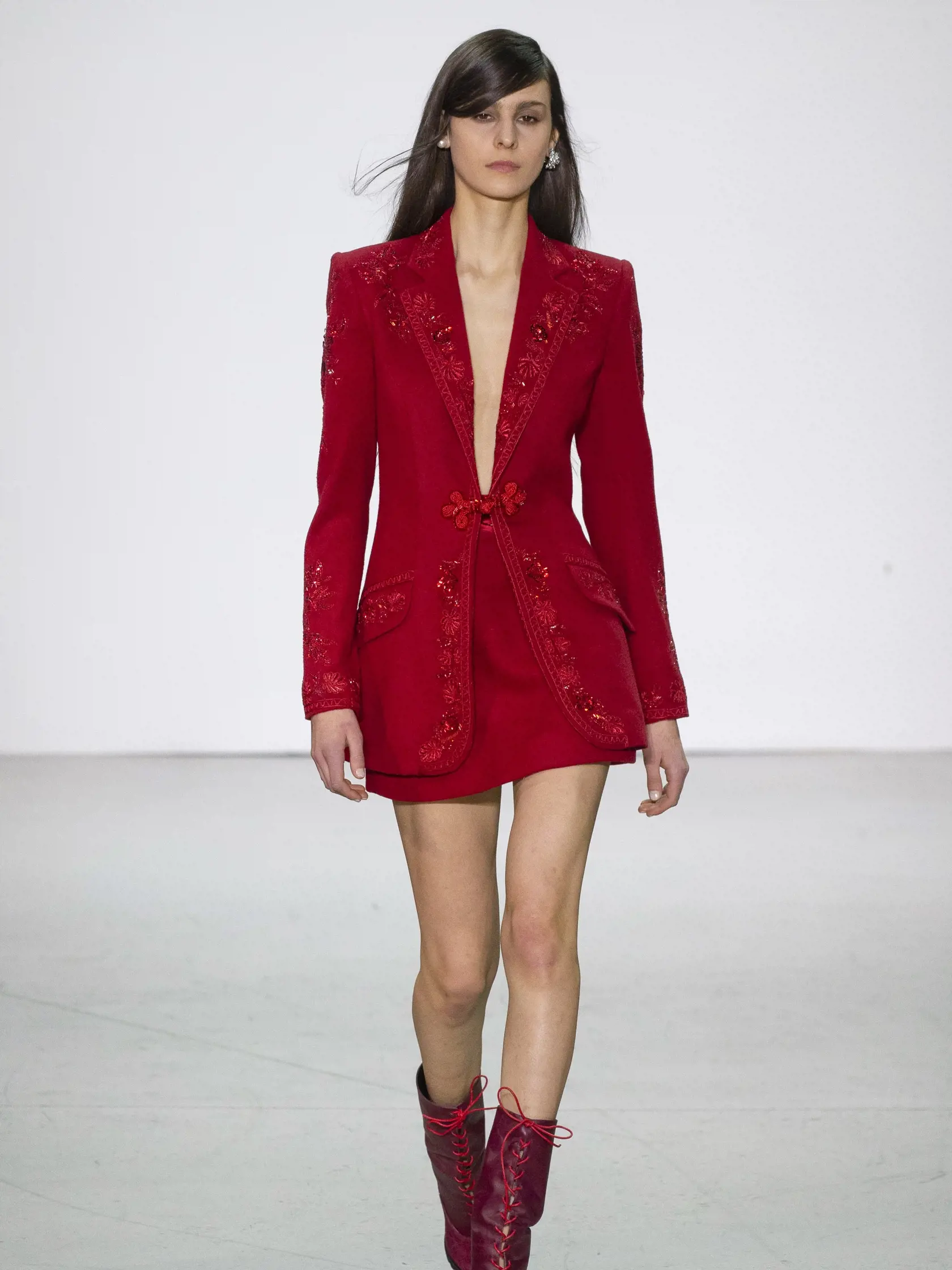 Prabal Gurung: Vyberte si kúsky s nápaditými aplikáciami, ktoré outfit vyzdobia.