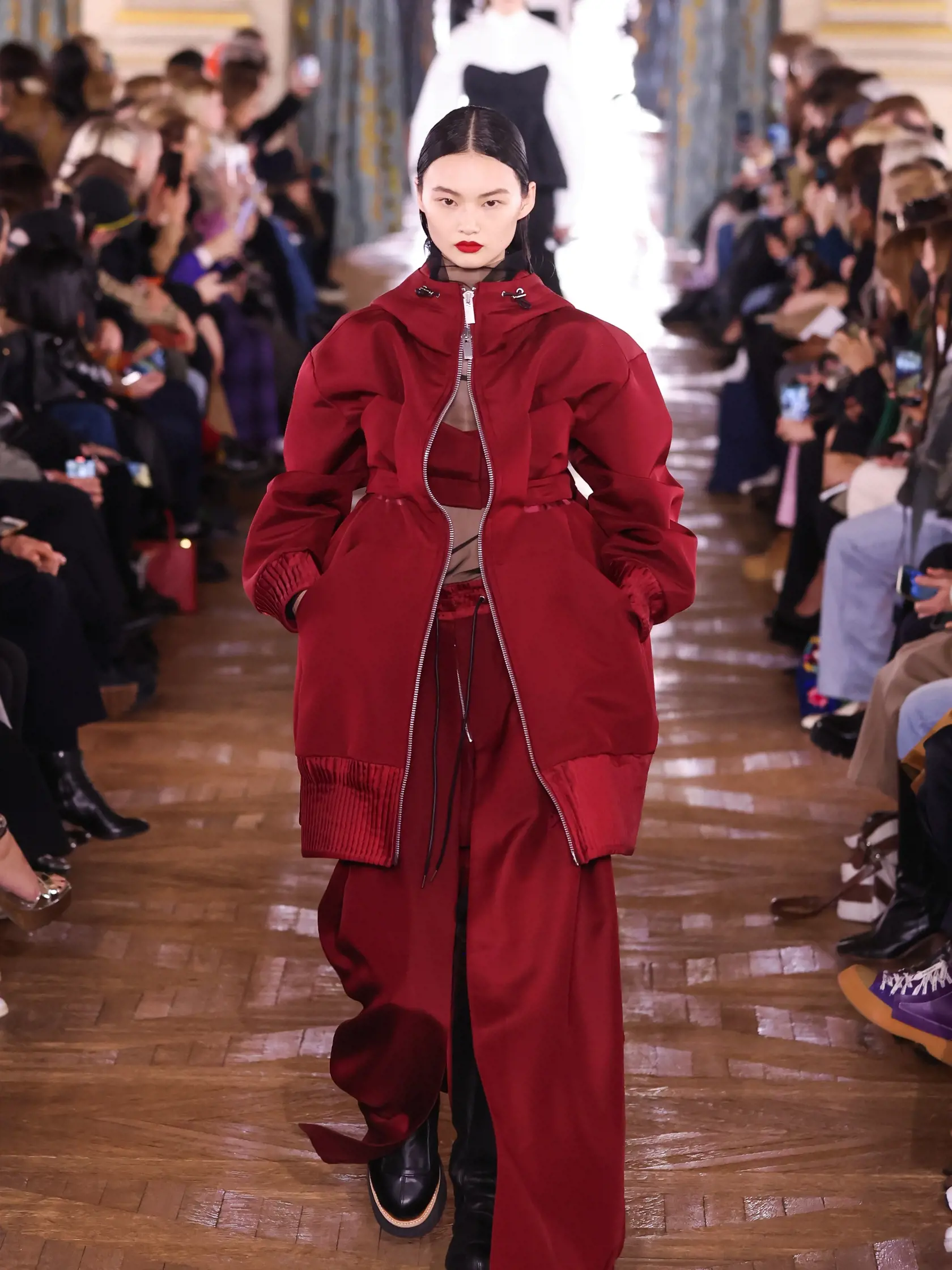 Sacai: Oversized kúsky v čerešňovej červenej vyniknú.