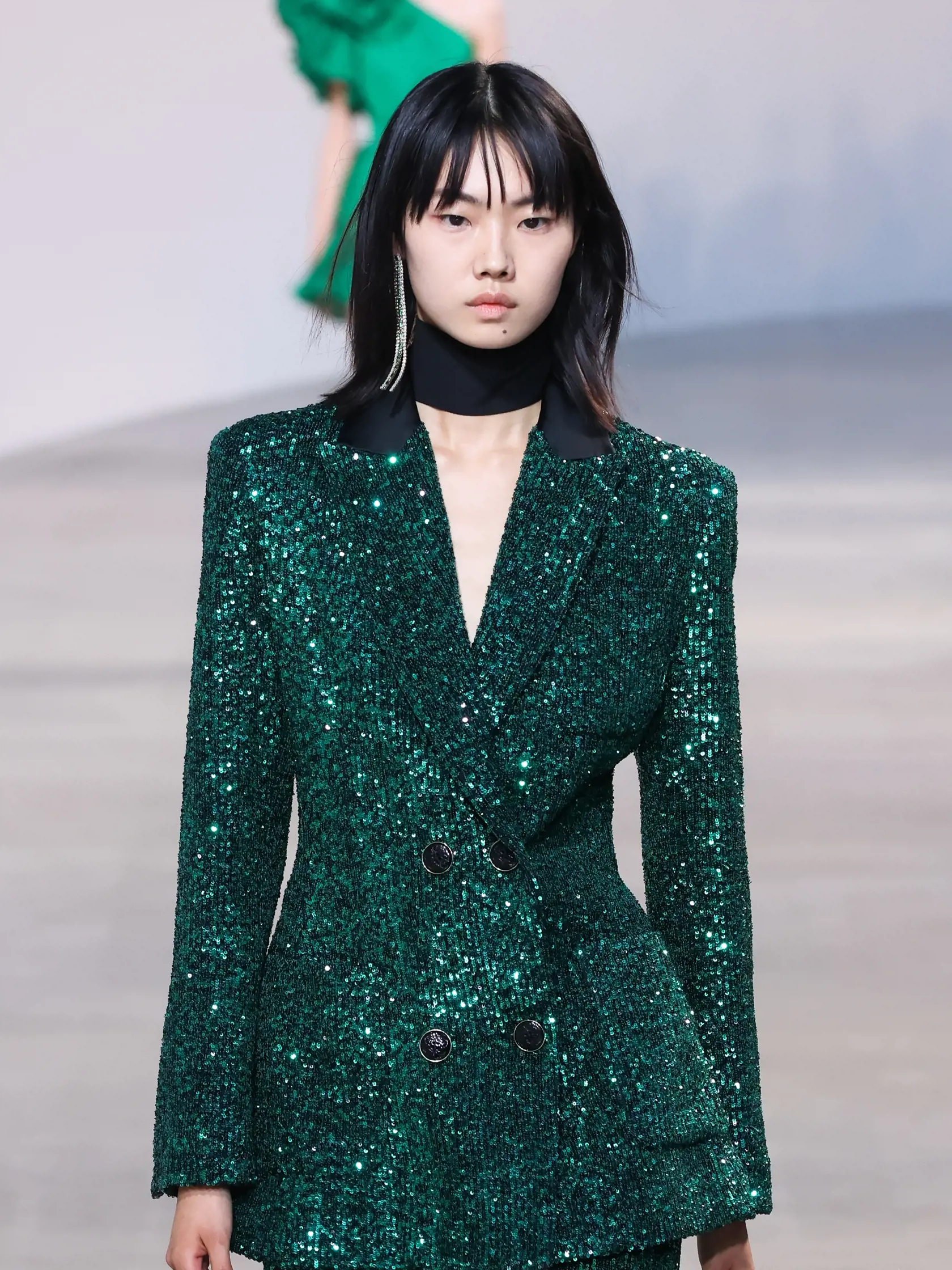 Elie Saab: Flitrový nohavicový kostým vám vždy dodá eleganciu.