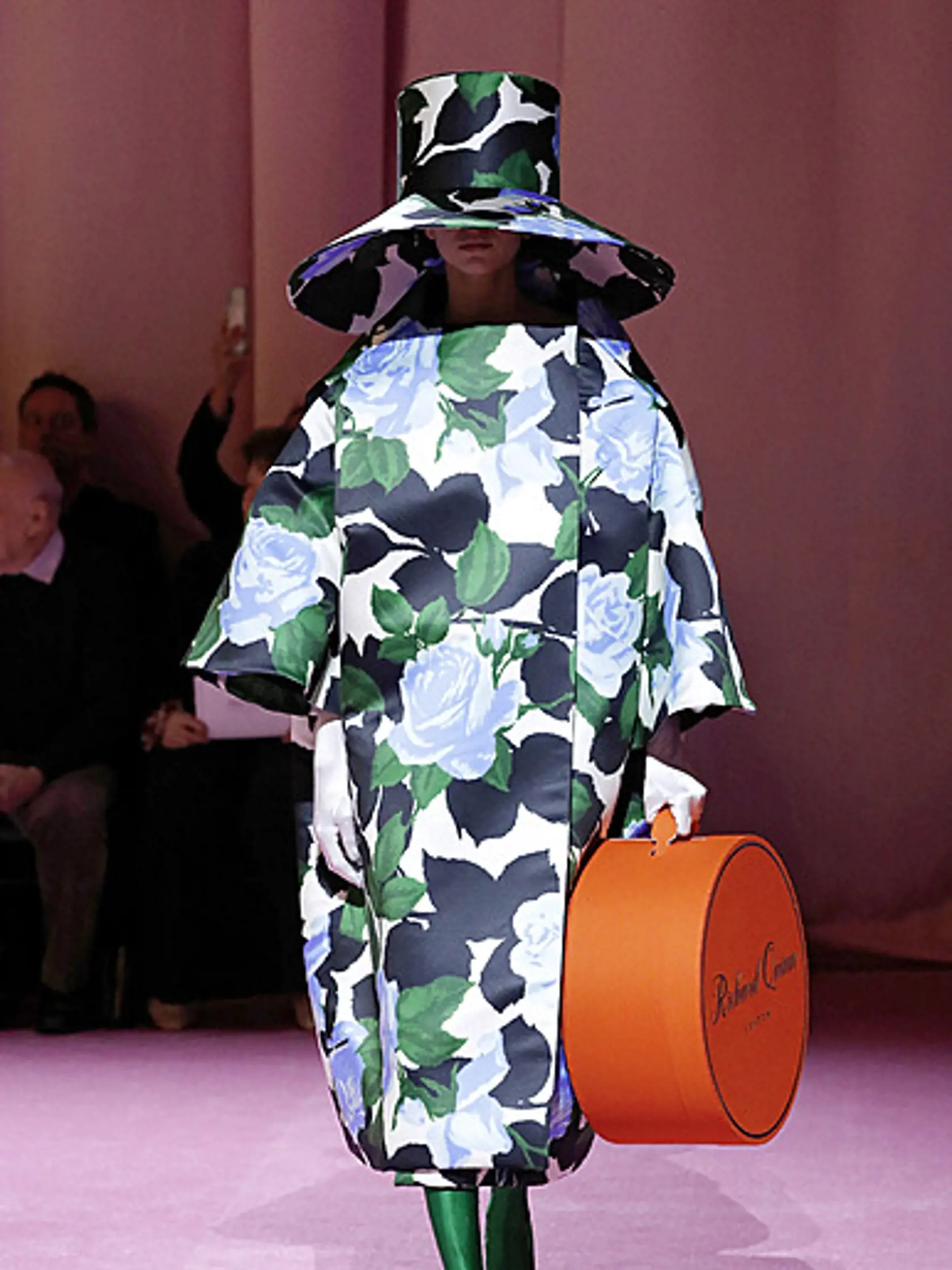 Elie Saab
Nešetrite kvetmi, aj keď ide o outfit do práce. Kvetinový sukňový kostým je šik voľba.