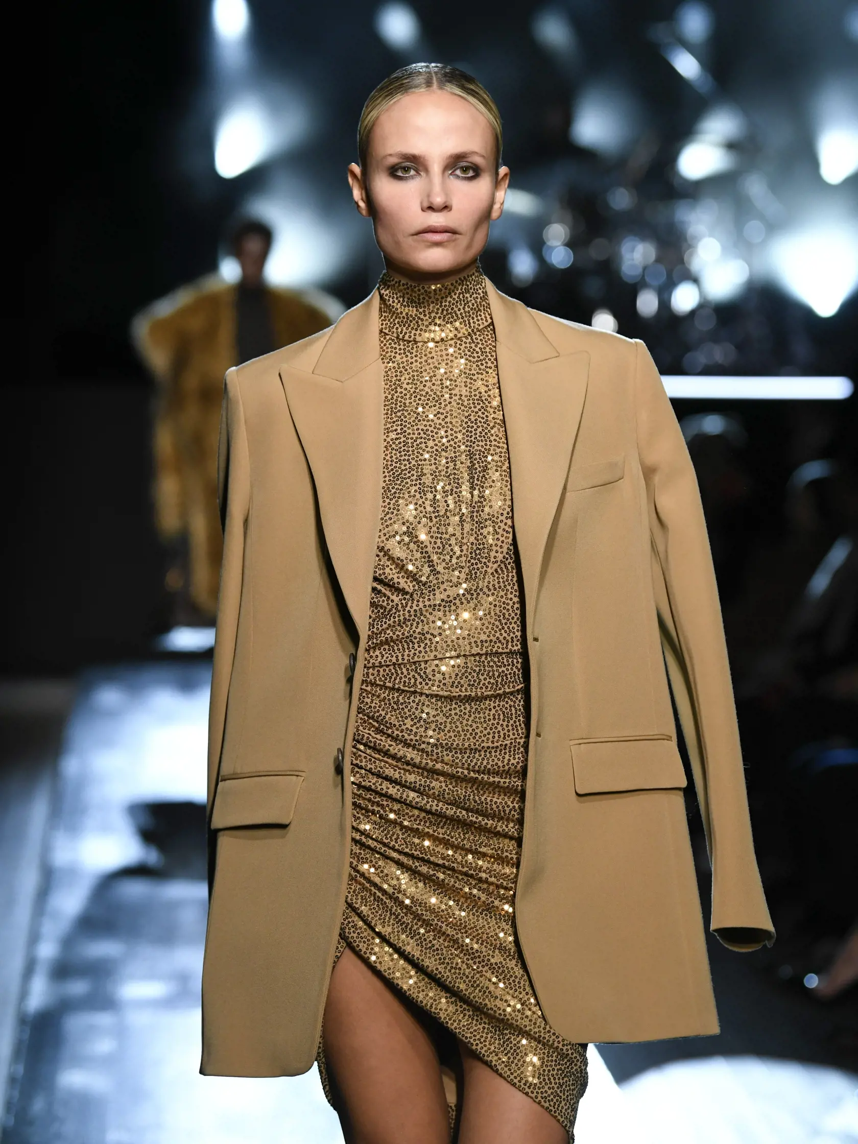 Michael Kors: Minimalistické kúsky zjemnia efekt flitrov.