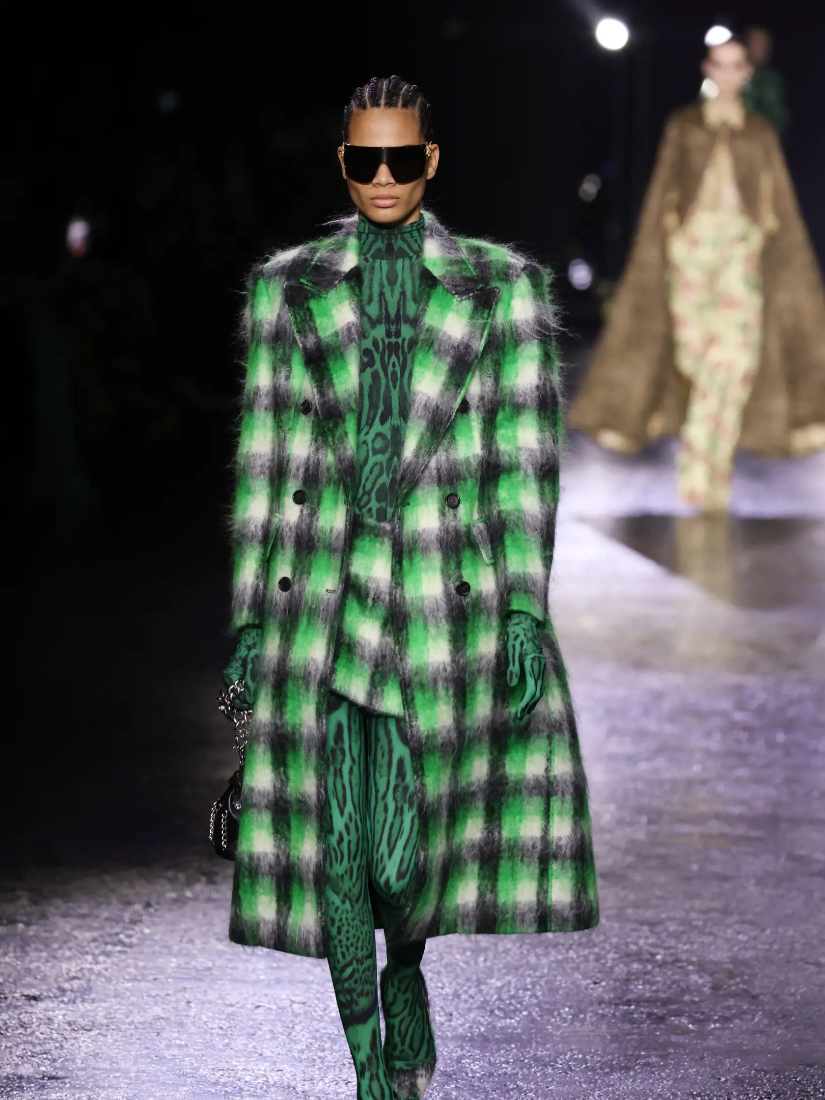 Roberto Cavalli: Gingham a výrazná zelená spolu skvele fungujú.