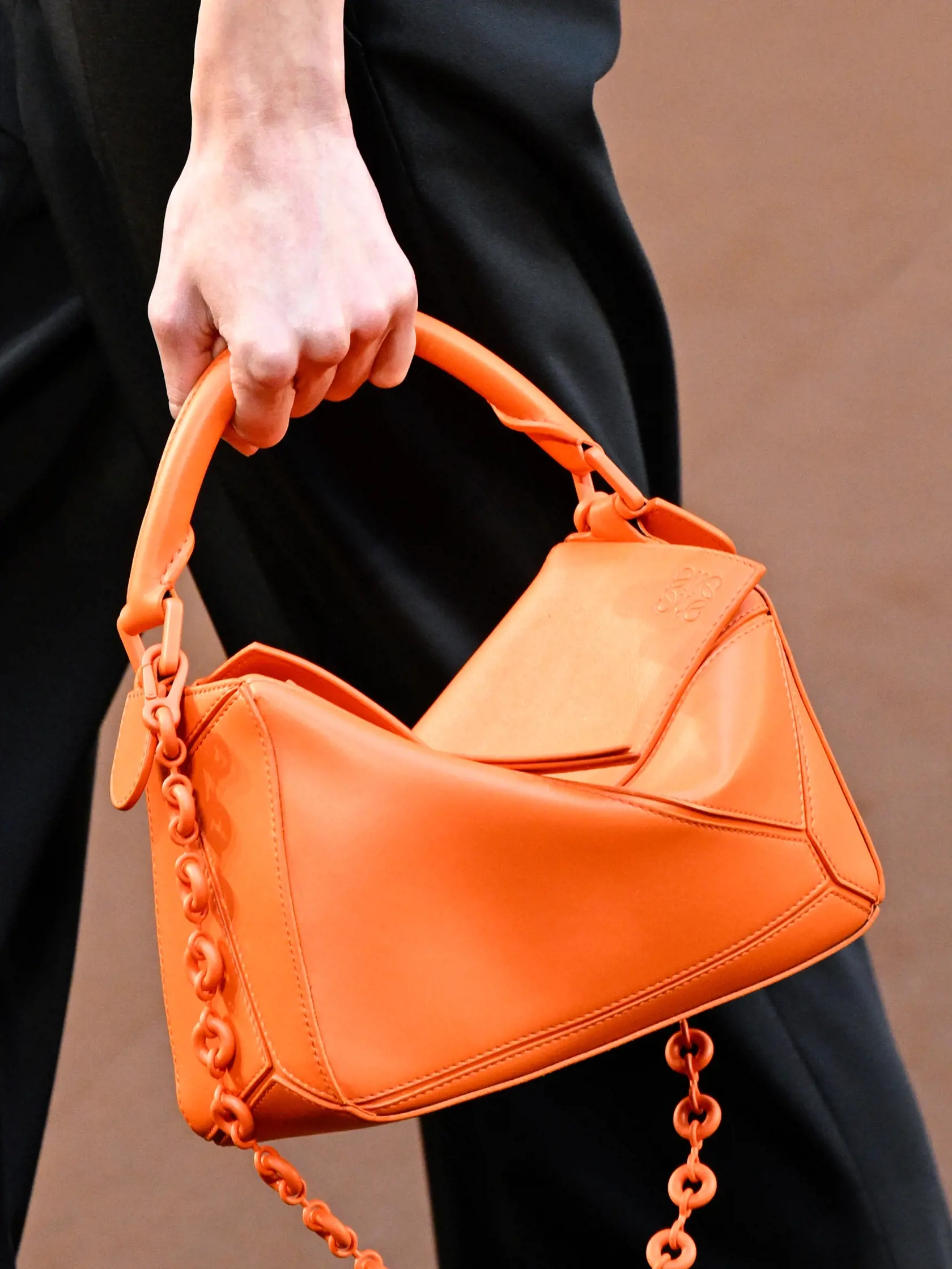 Loewe: Nezabudnite ani na doplnky. Ultra výrazná kabelka upúta pozornosť.