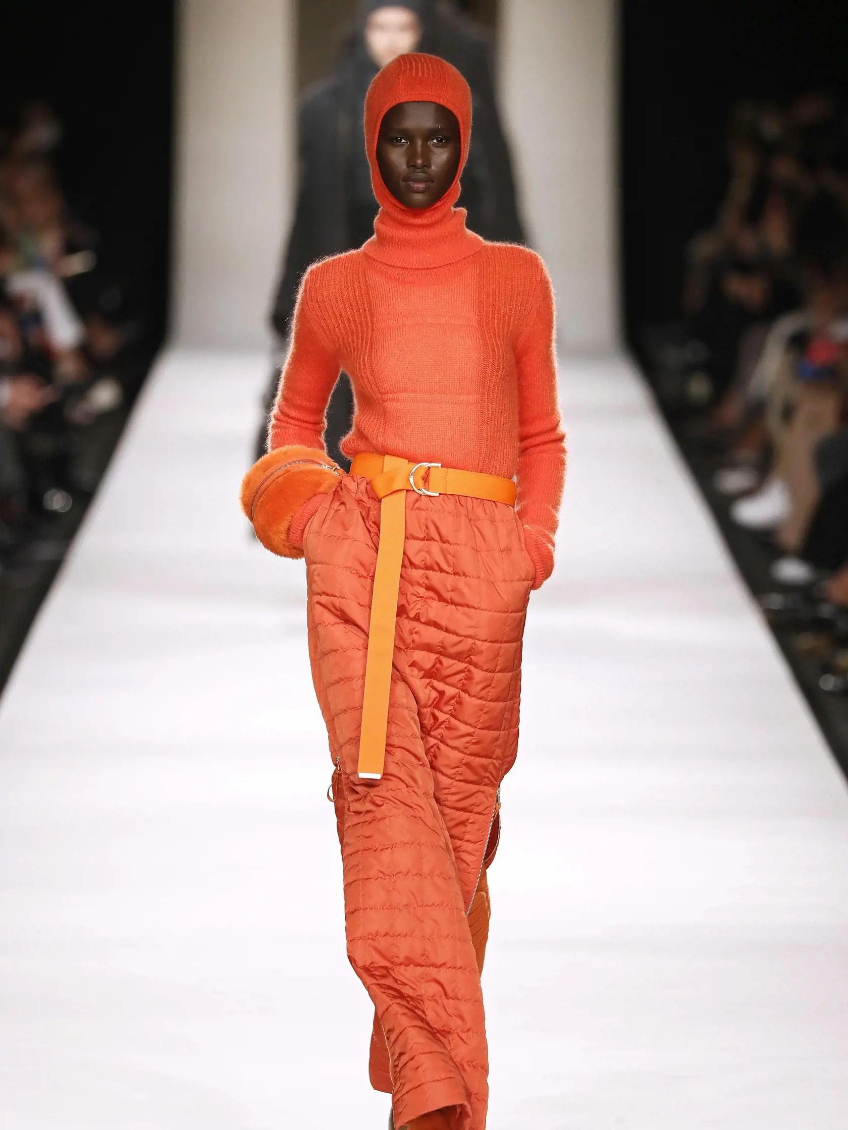 Max Mara: Zaujímavý materiál s výraznou štruktúrou ukáže na kúskoch s veľkou plochou.