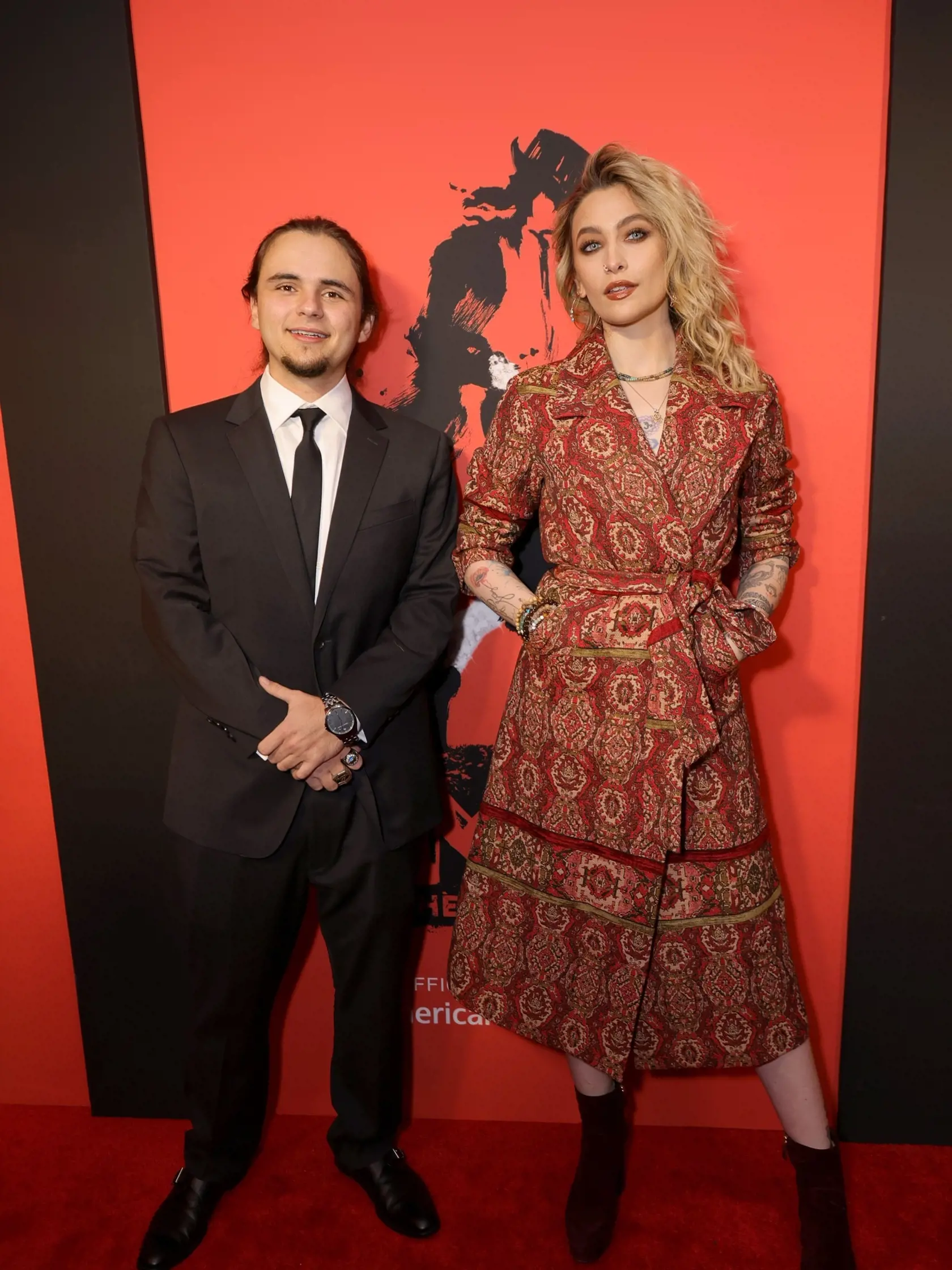 Na červenom koberci žiarili jeho dcéra Paris a syn Prince.