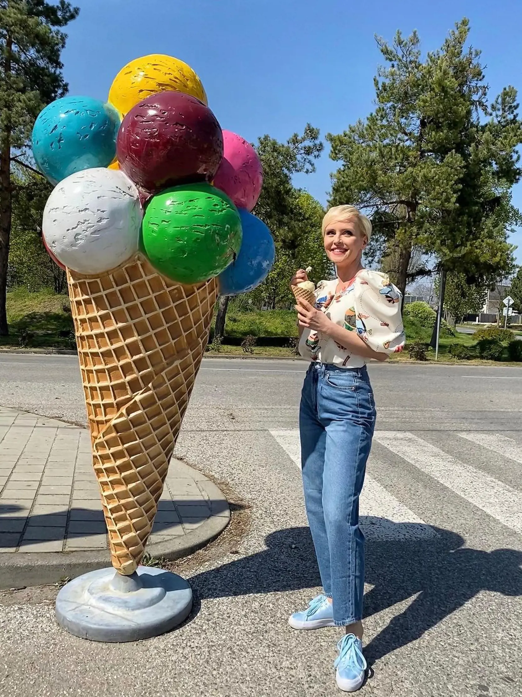Kvetka neodolá ani zmrzline, ale na jej štíhlej postave to nevidieť.