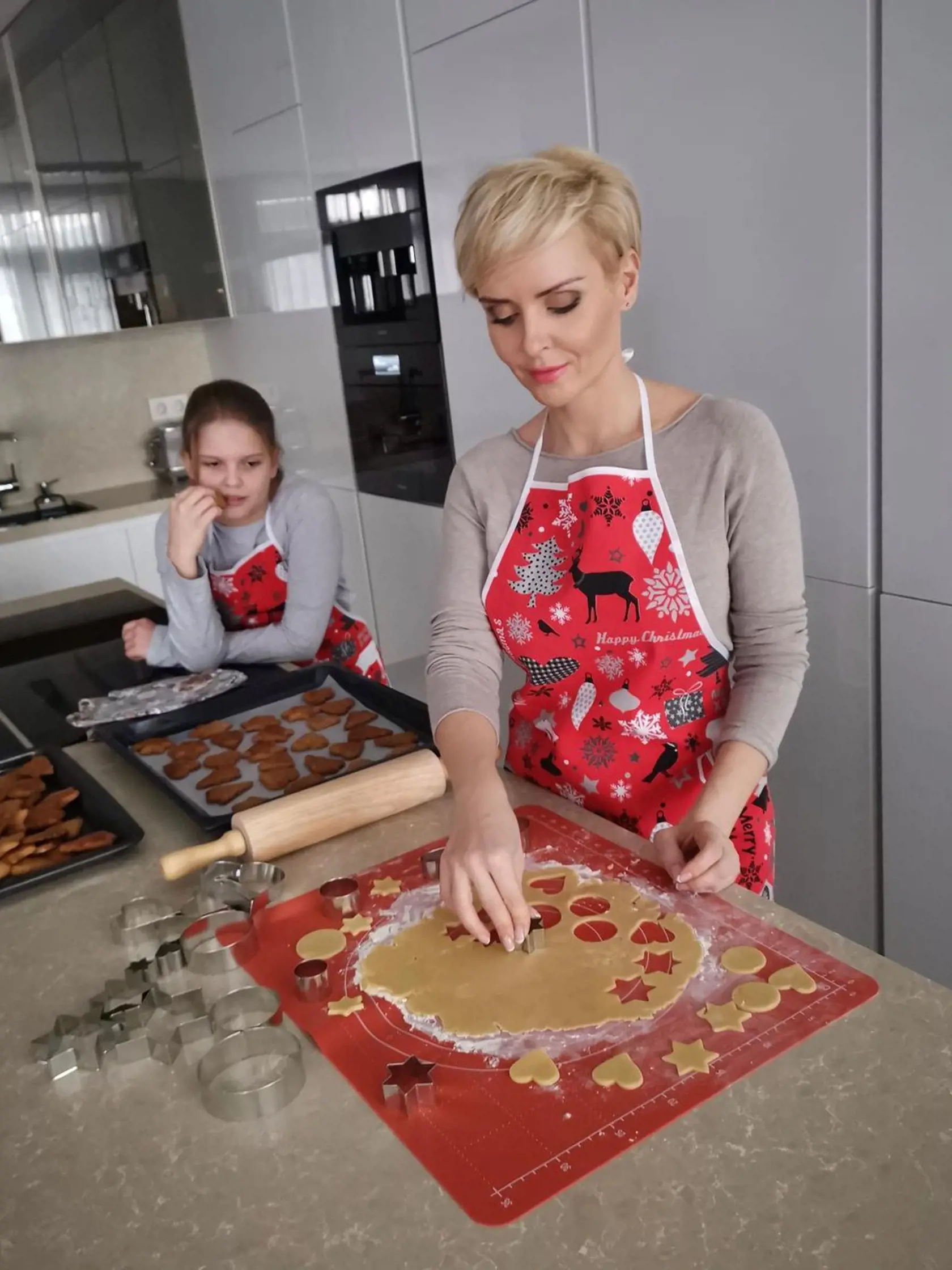 Kvetka pri pečení s pomocníčkou Paulínkou.