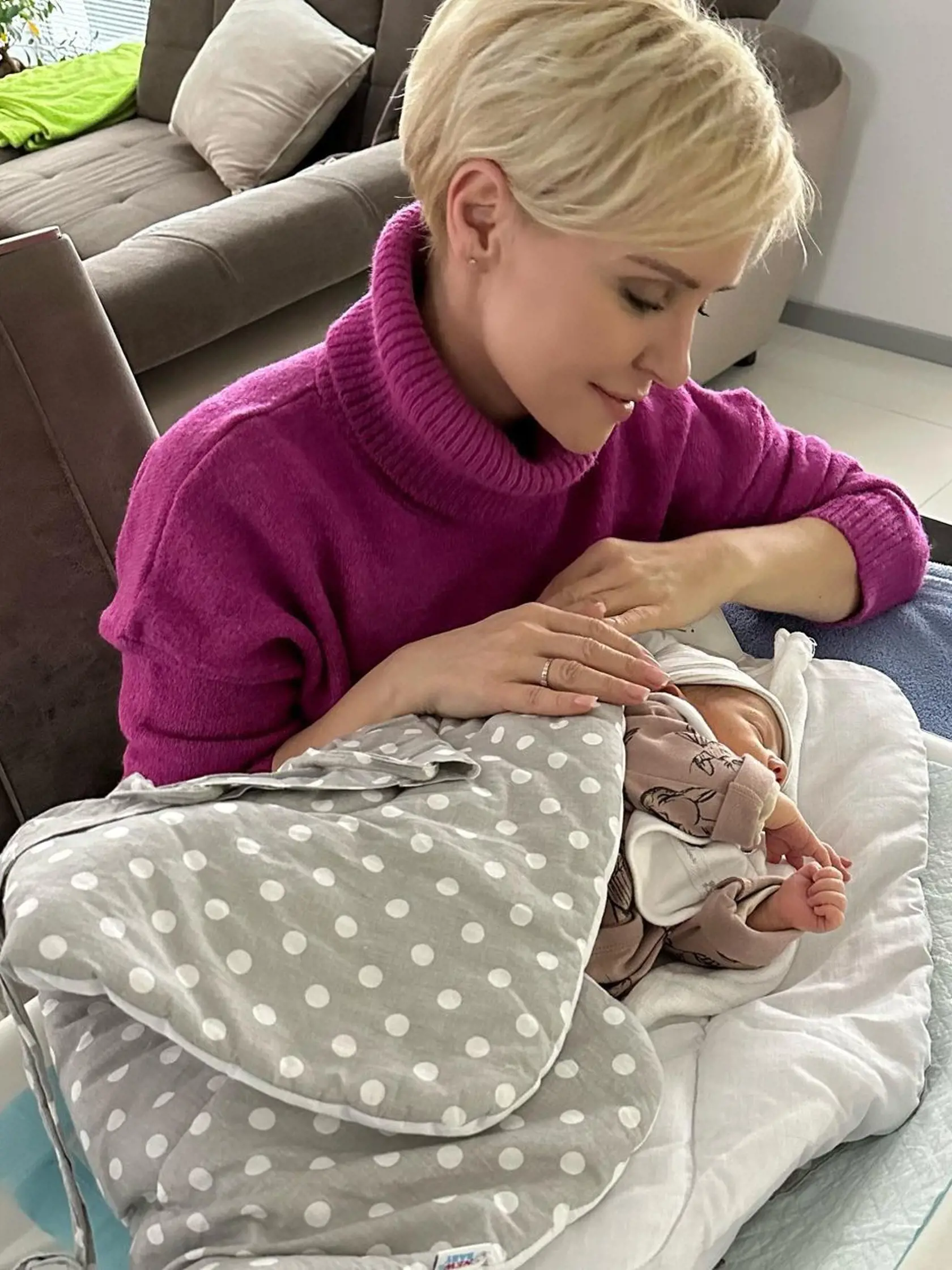 "Tie malé pršteky, tie ksichtíky, ktoré robí, keď spinká, tá bábätkovská vôňa… Som do nej, 😍" napísala Kvetka Horváthová.