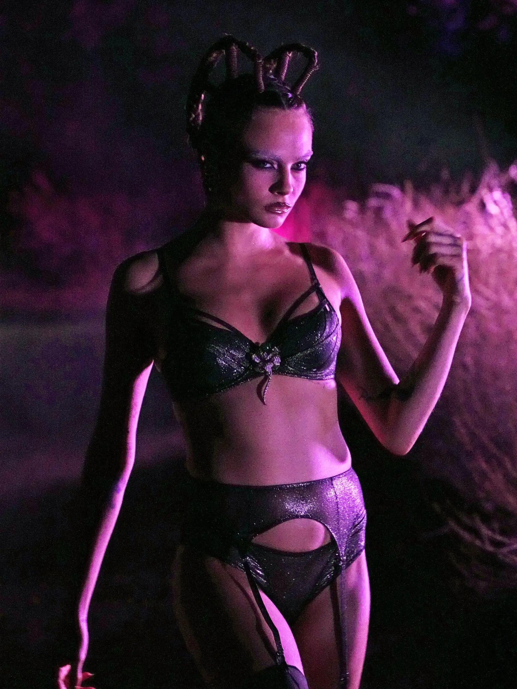 Najnovšia módna show speváčky Rihanny a niesla v duchu sexi gotickej tématiky. Hlavnou hviezdou večera bola modelka  CARA Delevingne. ktorá sa predstavila bez obočia. Video k hlavnej prehliadke ukazuje poriadne divokú show, ktorá oslavuje prírodu, temnú noc a sexi krivky.