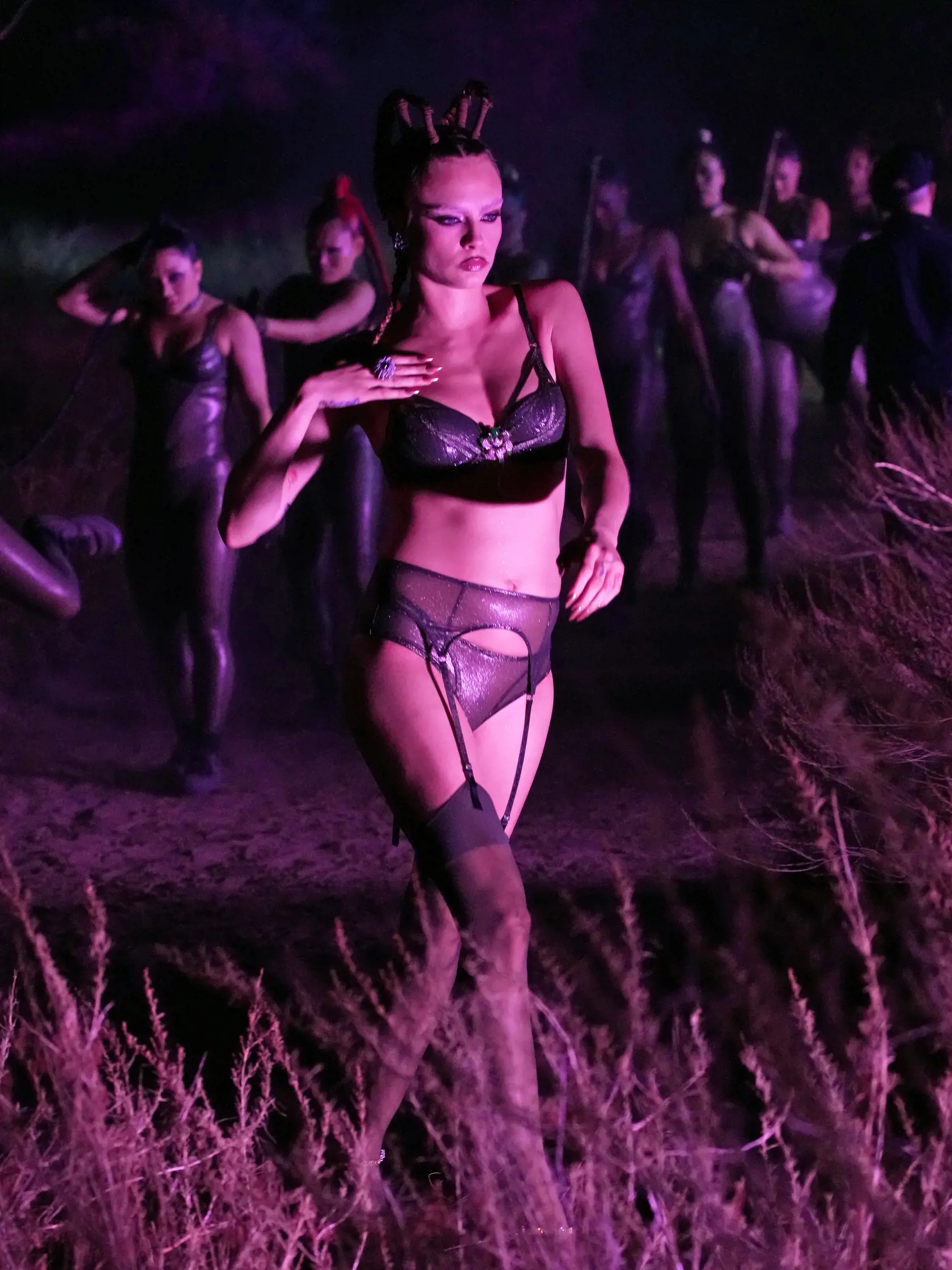 Najnovšia módna show speváčky Rihanny a niesla v duchu sexi gotickej tématiky. Hlavnou hviezdou večera bola modelka  CARA Delevingne. ktorá sa predstavila bez obočia. Video k hlavnej prehliadke ukazuje poriadne divokú show, ktorá oslavuje prírodu, temnú noc a sexi krivky.