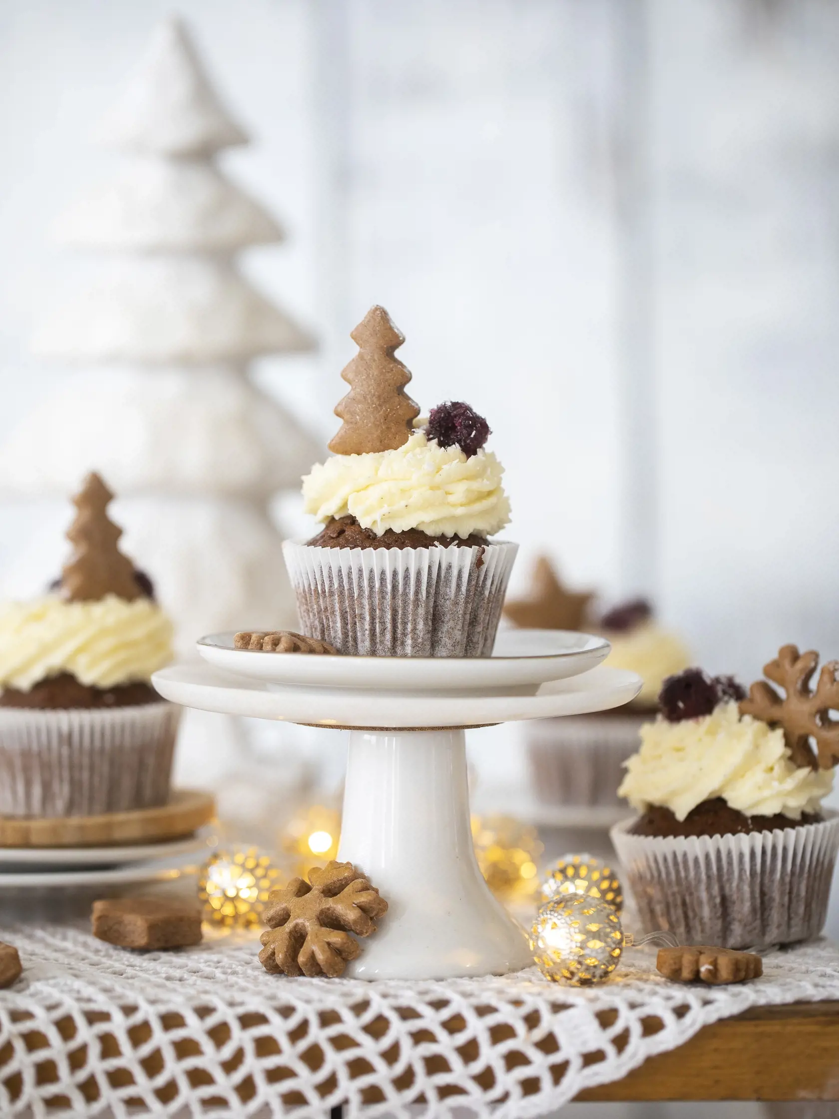 medové cupcaky

recept:
12 KUSOV, PRÍPRAVA 50 MINÚT, PEČENIE 16 AŽ 18 MINÚT
Na korpus:
• 180 g hladkej špaldovej múky
• 1 lyžica kakaa holandského typu
• 1 lyžička mletého zázvoru • 1 lyžička kypriaceho prášku • 1 lyžička mletej škorice • štipka mletého bieleho korenia • štvrť lyžičky mletých klinčekov • štvrť lyžičky mletého muškátového orieška
• štvrť lyžičky sódy bikarbóny
• 115 g masla • 120 g tmavého trstinového cukru • 2 vajcia L izbovej teploty • 110 g medu • 1 lyžica rastlinného oleja • 125 ml horúcej vody
Na krém:
• 230 g smotanového syra
• 110 g masla izbovej teploty
• 150 g práškového cukru • 1 lyžica pomarančovej šťavy
Na cukrové brusnice:
• 200 g javorového sirupu • 100 ml vody • 1 šálka mrazených brusníc • 150 g kryštálového cukru
1. V jednej miske zmiešajte múku, kakao-
vý prášok, mletý zázvor, kypriaci prášok, škoricu, korenie, klinčeky, muškátový oriešok a sódu bikarbónu.
2. V druhej mise zmiešajte rozpustené mas- lo, cukor, vajcia, med a olej. Dobre premie- šajte, aby sa suroviny spojili.
3. K tekutým surovinám vmiešajte zmes
s múkou. Nakoniec zalejte horúcou vodou
a zapracujte.
4. Cestom do dvoch tretín naplňte papie- rové košíčky, ktoré ste uložili do mafinovej formy. Vložte do rúry vyhriatej na 180 °C
a pečte 16 až 18 minút. Urobte test špaj- ľou. Cupcaky preložte na mriežku a nechaj- te vychladnúť.
5. Na krém vyšľahajte smotanový syr
s maslom dohladka. Znížte rýchlosť mixéra a postupne prisypávajte cukor. Nakoniec  pridajte pomarančovú šťavu a šľahajte ešte dve minúty na vyšších otáčkach. Krém pre- ložte do cukrárenského vrecka s ozdobnou špičkou a ozdobte ním vychladnuté cupcaky. 6. Na cukrové brusnice dajte do panvice javorový sirup s vodou a zmes priveďte do varu a za častého miešania varte 3 minúty. Pridajte brusnice, opäť priveďte do varu
a minútu ich povarte. Potom brusnice vyber- te a uložte na mriežku. Nechajte ich
30 minút postáť, aby boli už len jemne lepkavé. Obaľte ich v kryštálovom cukre
a ozdobte nimi cupcaky. Pridajte malé medovníčky a dezert k vianočnej kávičke je na svete.