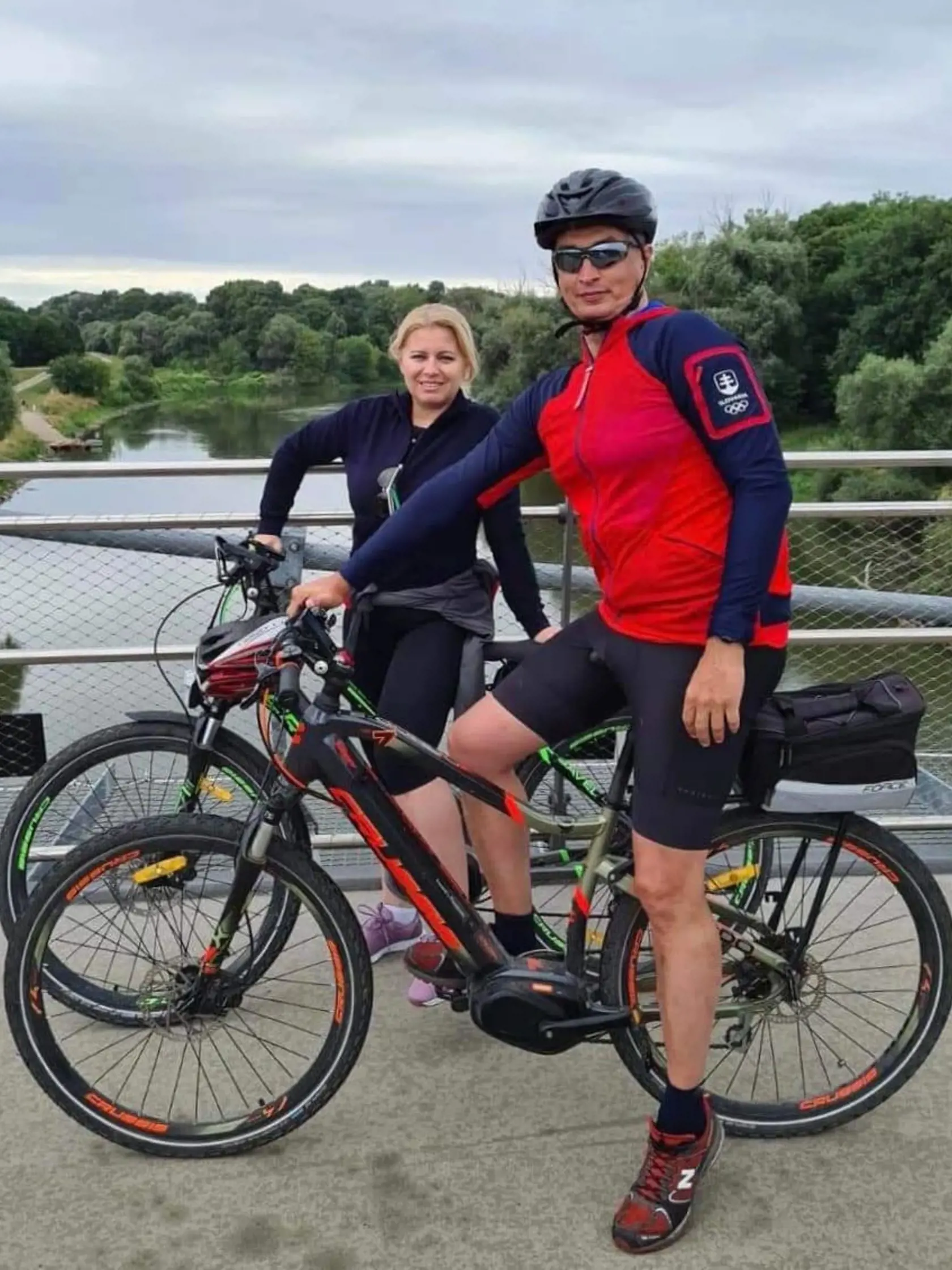 Juraj Rizman a Zuzana Čaputová spoločne na bicykloch v prírode.