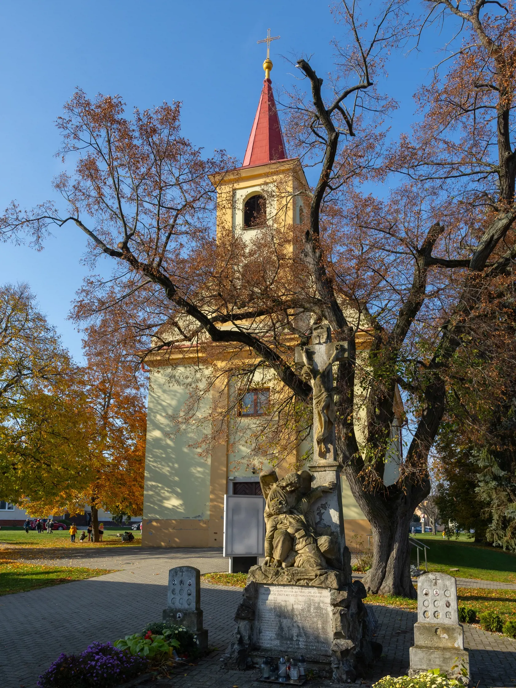 Na meiste činu v obci Boleráz, kde sa v roku 1970 stala hromadná vražda.