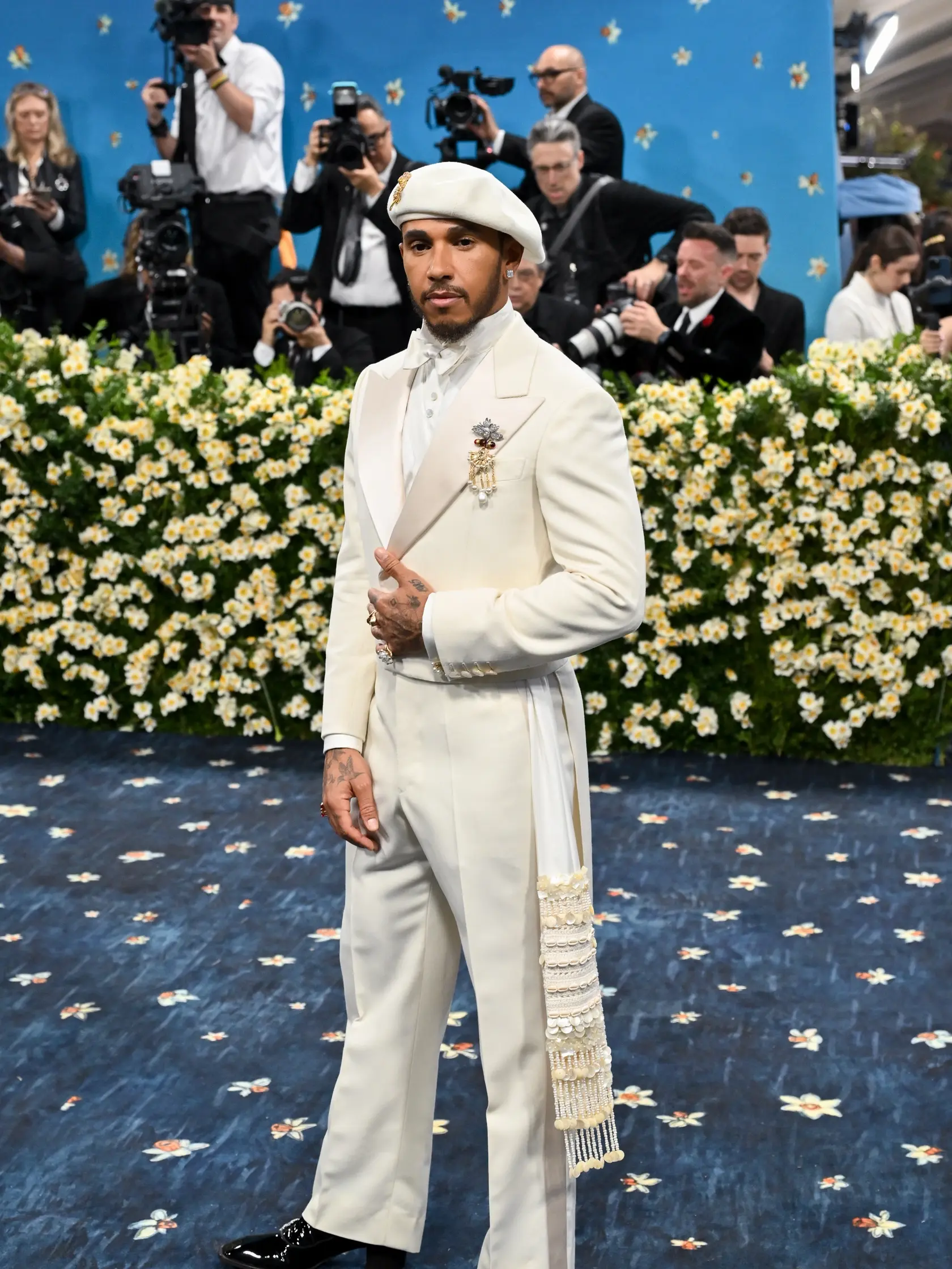 Lewis Hamilton si v outfite šitom na mieru dal záležať a paril k najlepšie oblečeným hosťom večera.