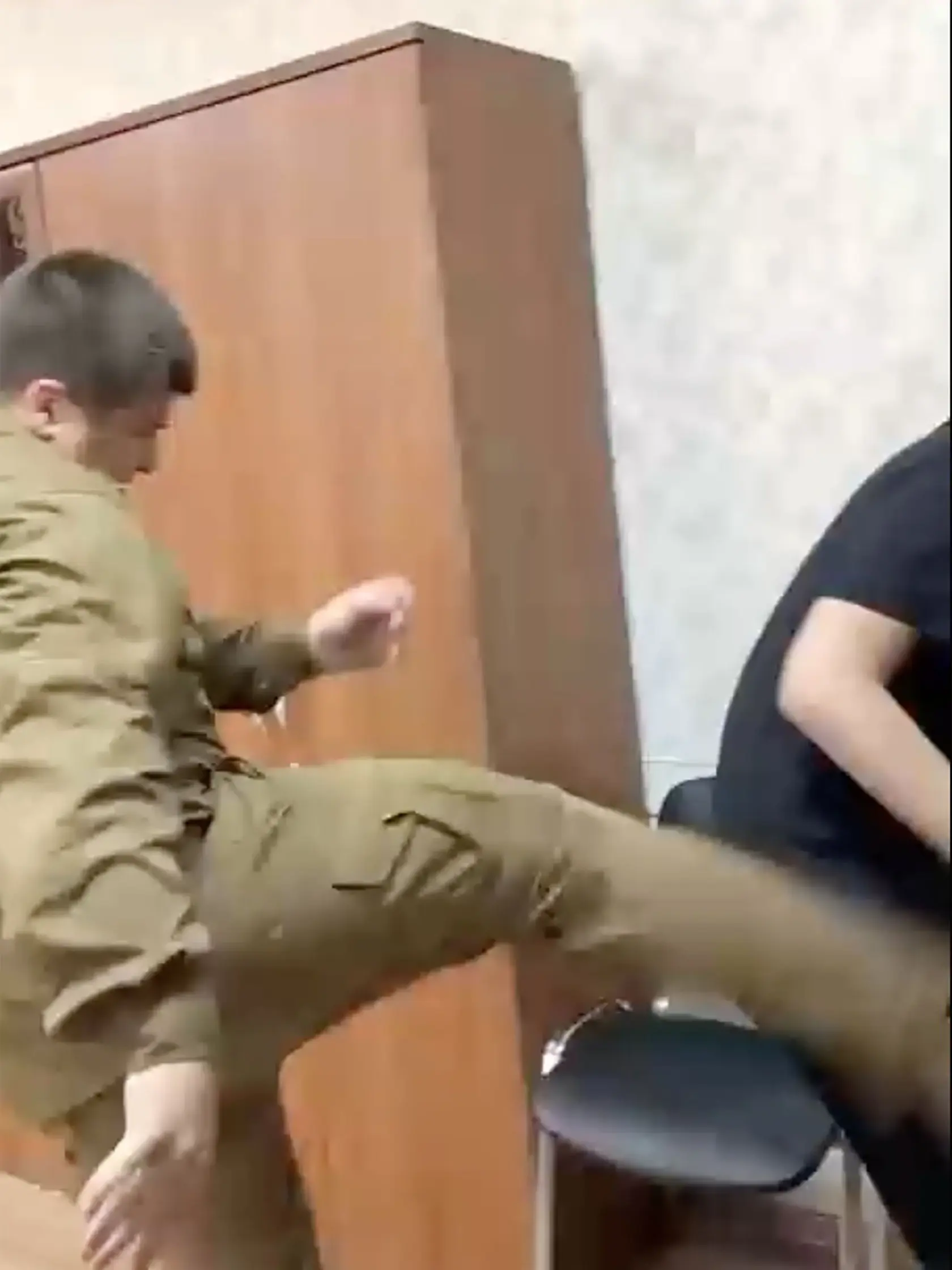 Adam Kadyrov mláti väzňa obvineného zo spálenia Koránu. Kadyrov povedal, že je na svojho syna "hrdý".