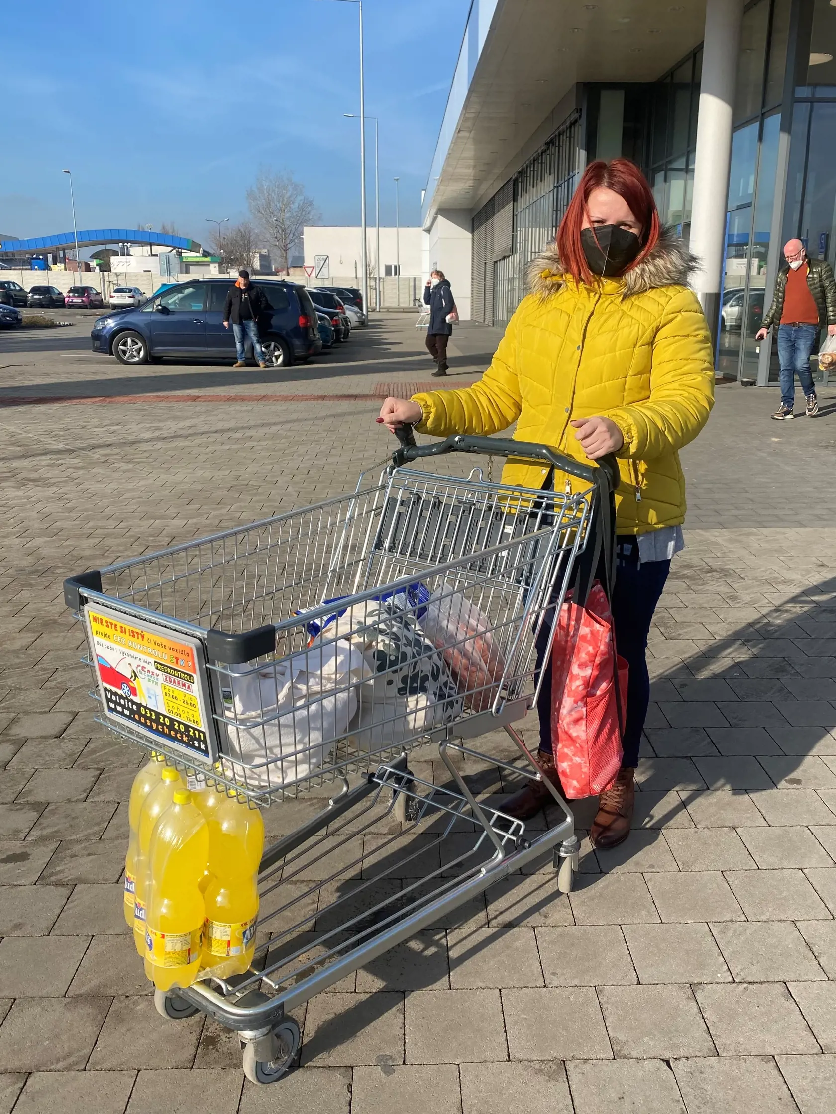 Ivana (31): „Prečo nie? Veď tej potravine nemusí nič byť. To sú trvanlivé potraviny, ktoré vydržia. Ja v tom problém nevidím. Čo sa takým cestovinám stane, keď niekde ležia? Nič. Takže s tým nemám problém. Určite to pomôže niektorým, ktorí si nemôžu dovoliť veľké nákupy. Napríklad, keď teraz si nemôžem dovoliť kúpiť tú potravinu za 60 centov, tak si ju kúpim za 10 centov. Určite to pomôže."